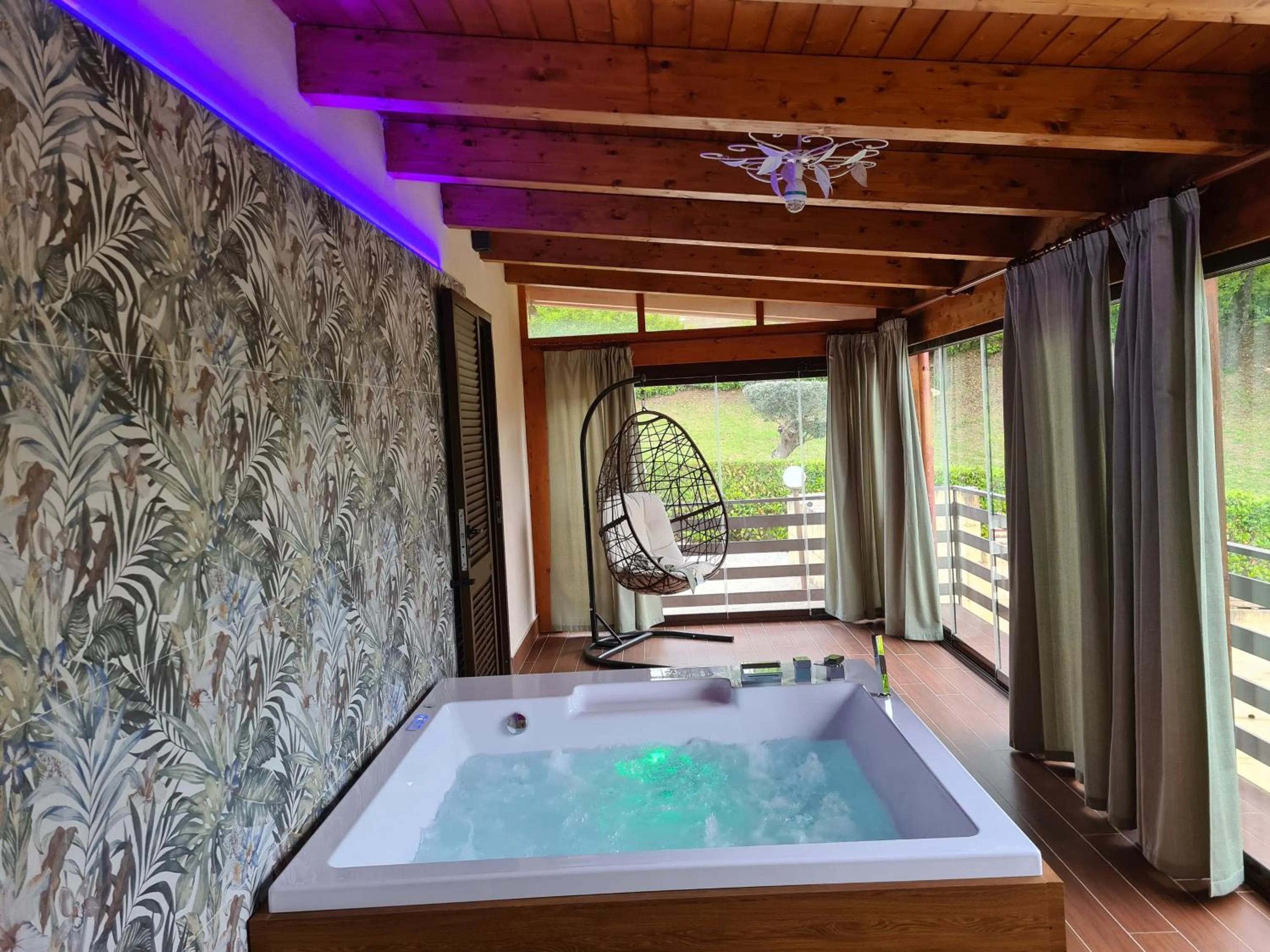 Hot Tub in B&B Artemide