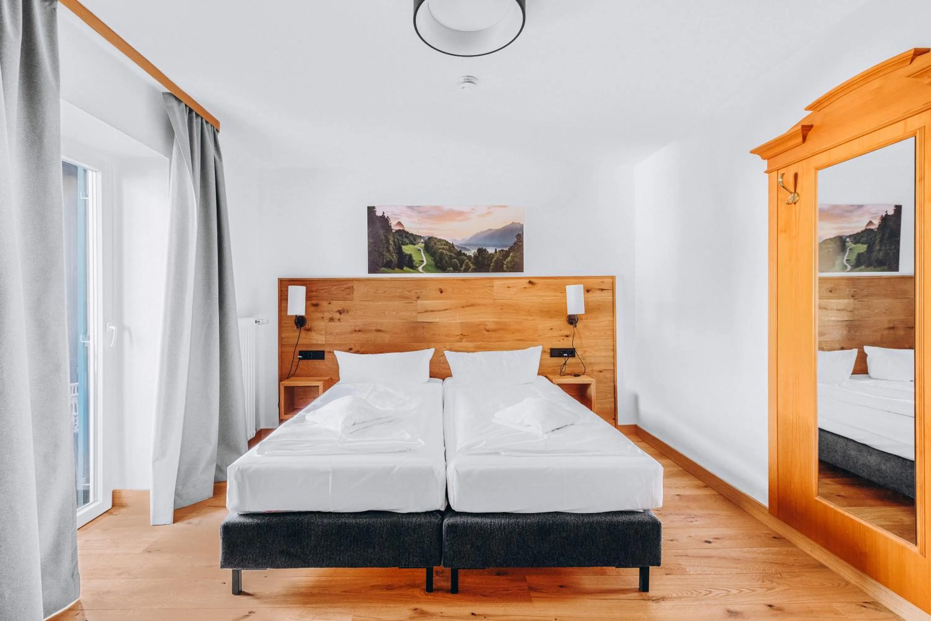 Photo of the whole room, Bed in Weidegg - Hotel Garni