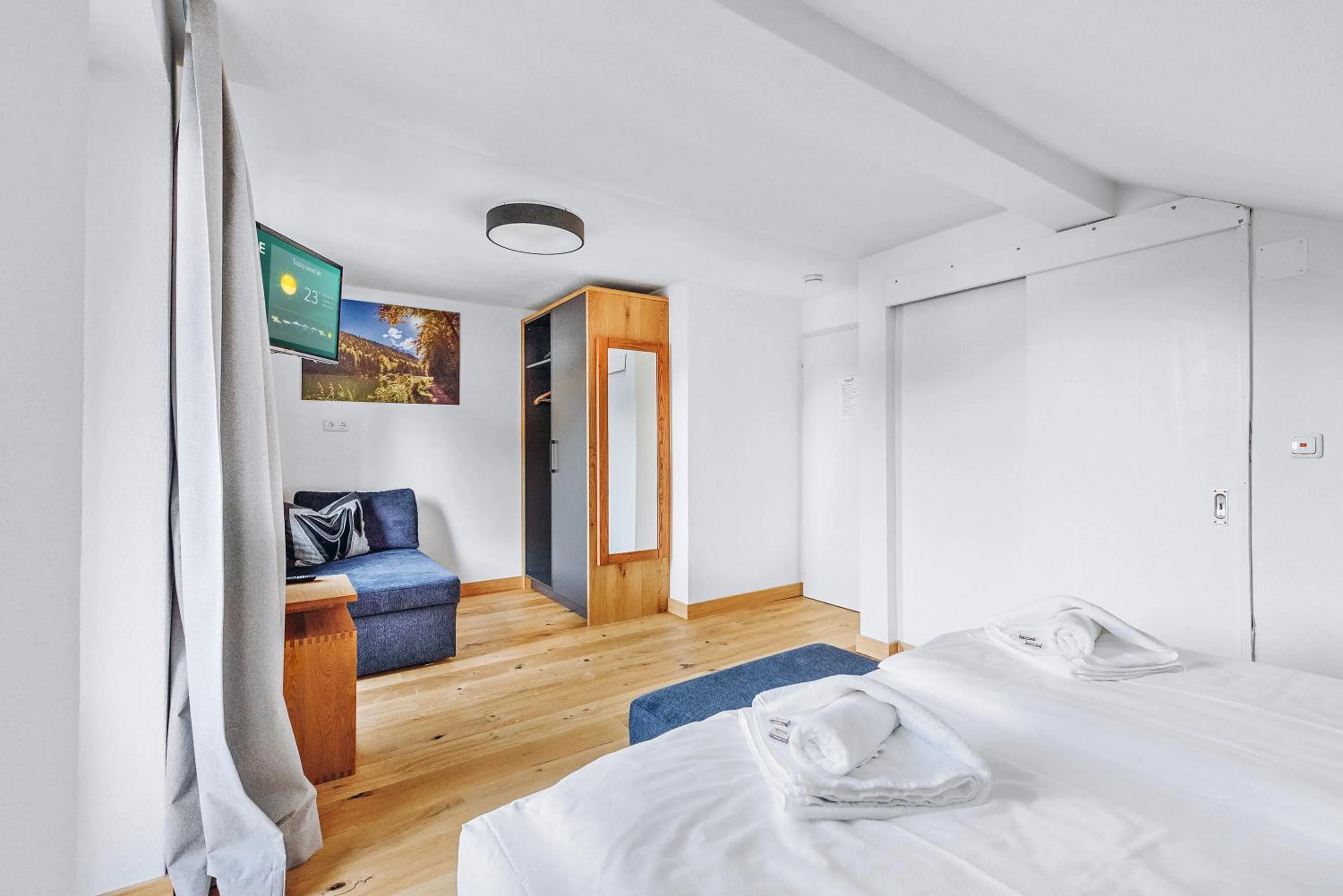 Photo of the whole room, Bed in Weidegg - Hotel Garni