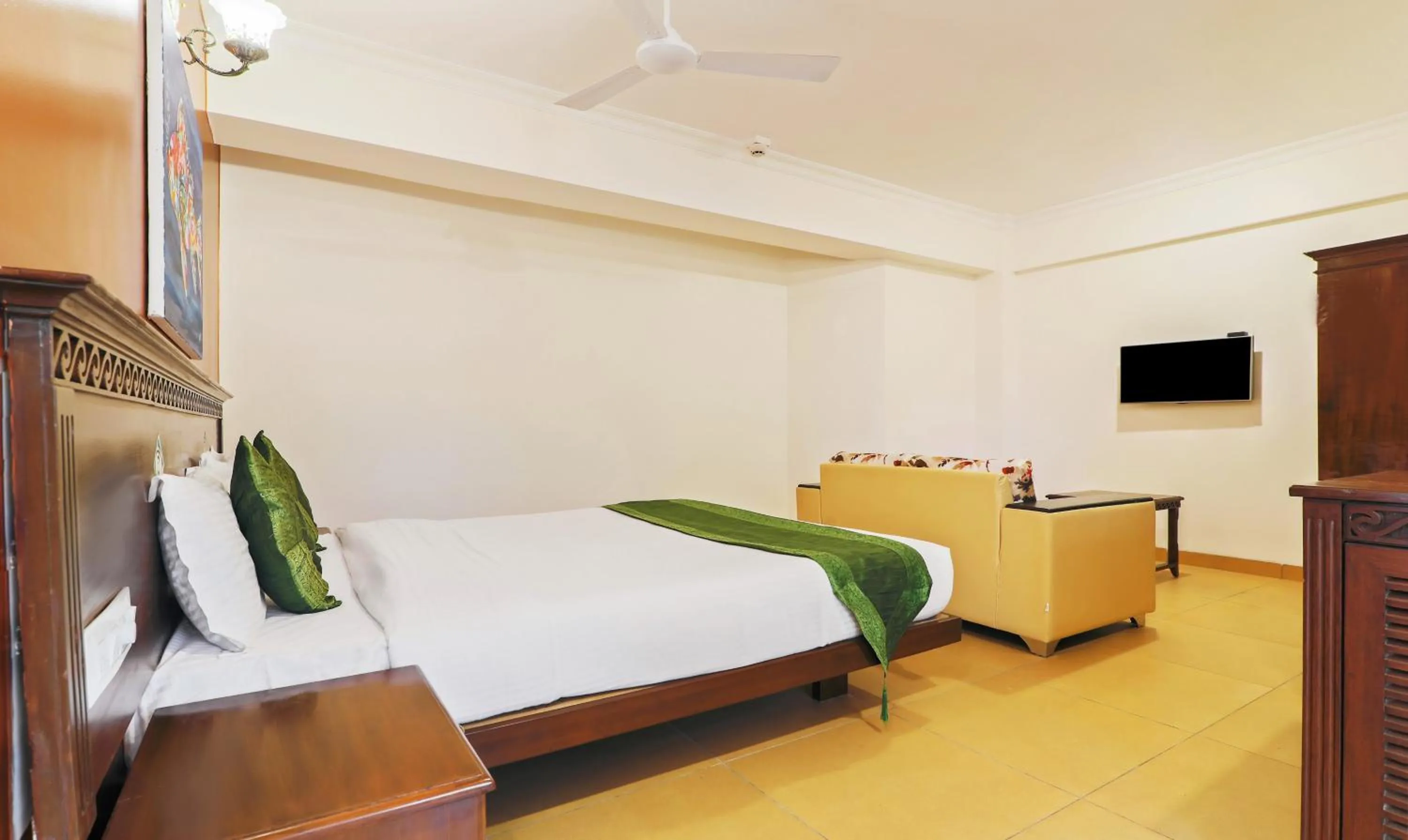 Deluxe Room With Balcony - single occupancy in Treebo Premium Dona Eliza, 700 metres from Calangute Beach