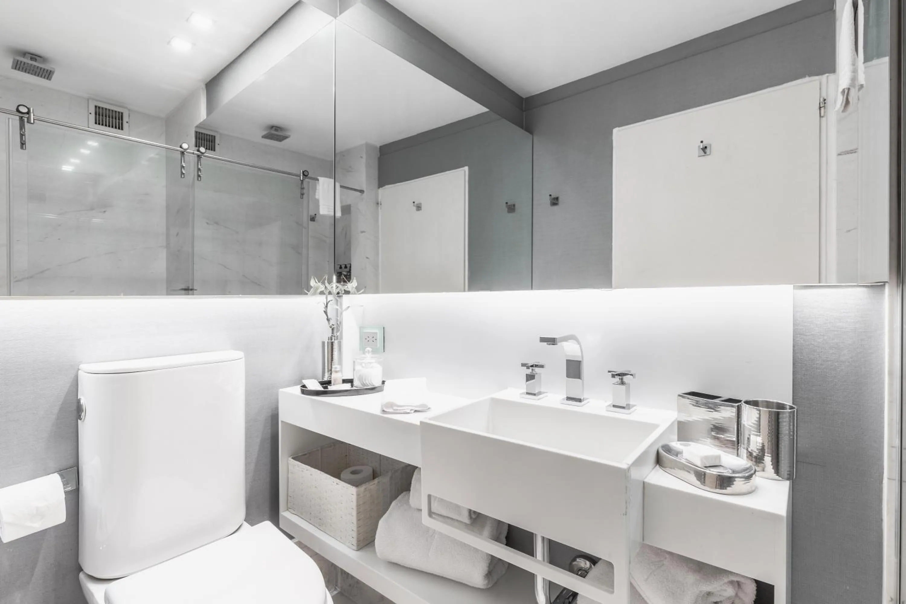 Shower in 1828 Smart Hotel Boutique