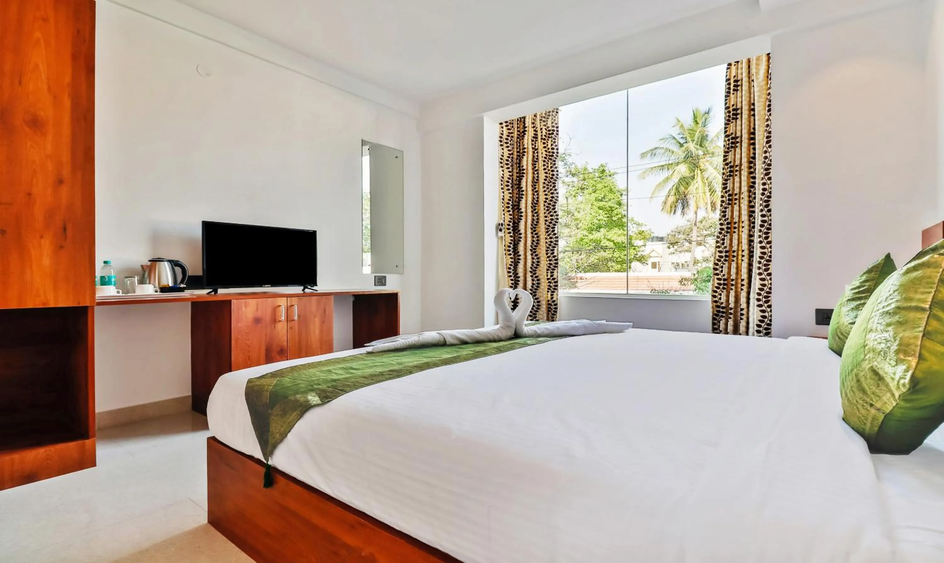 Photo of the whole room, Bed in Treebo Blu Orchid