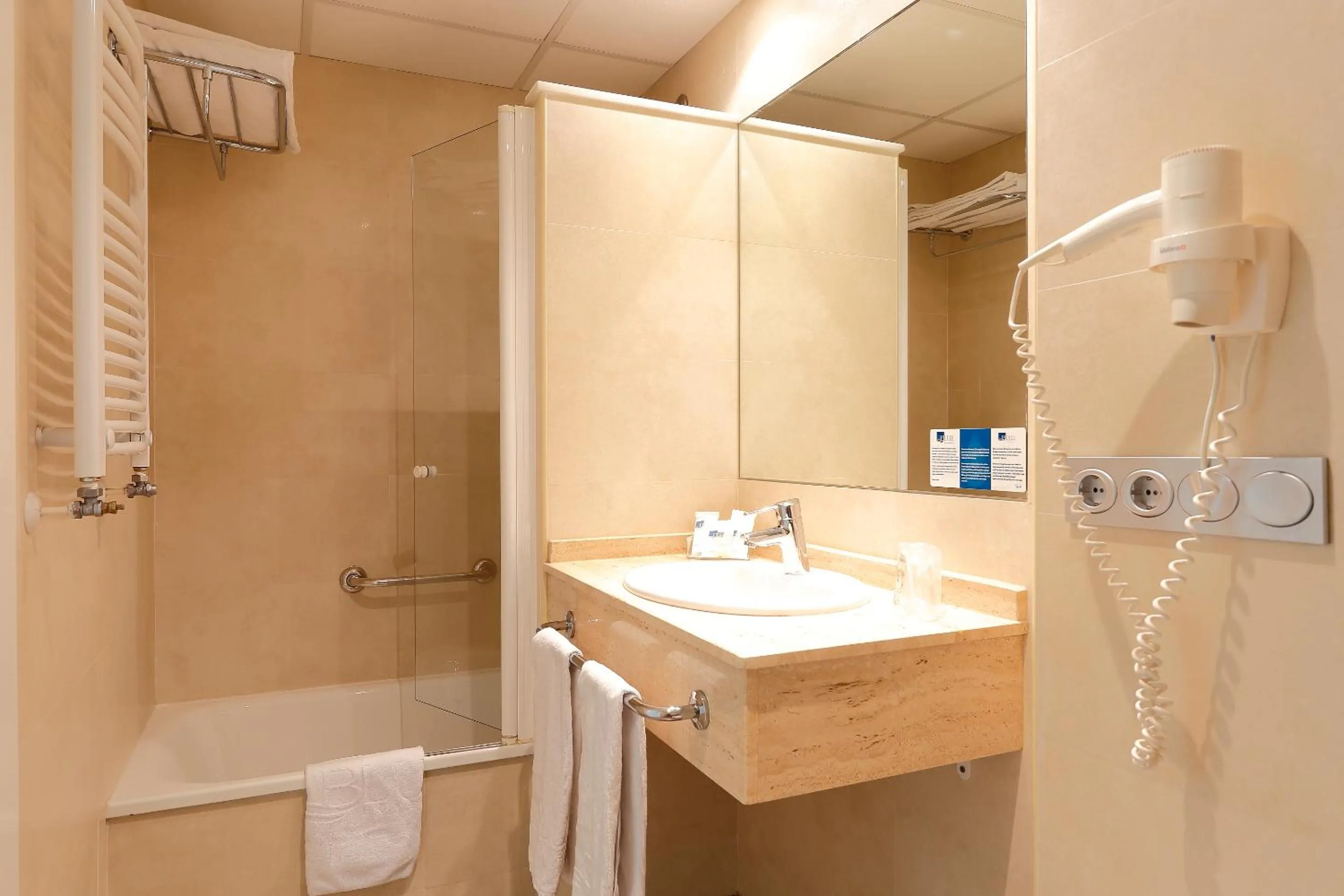 Bathroom in Hotel Santa Rosa, Blue Hoteles