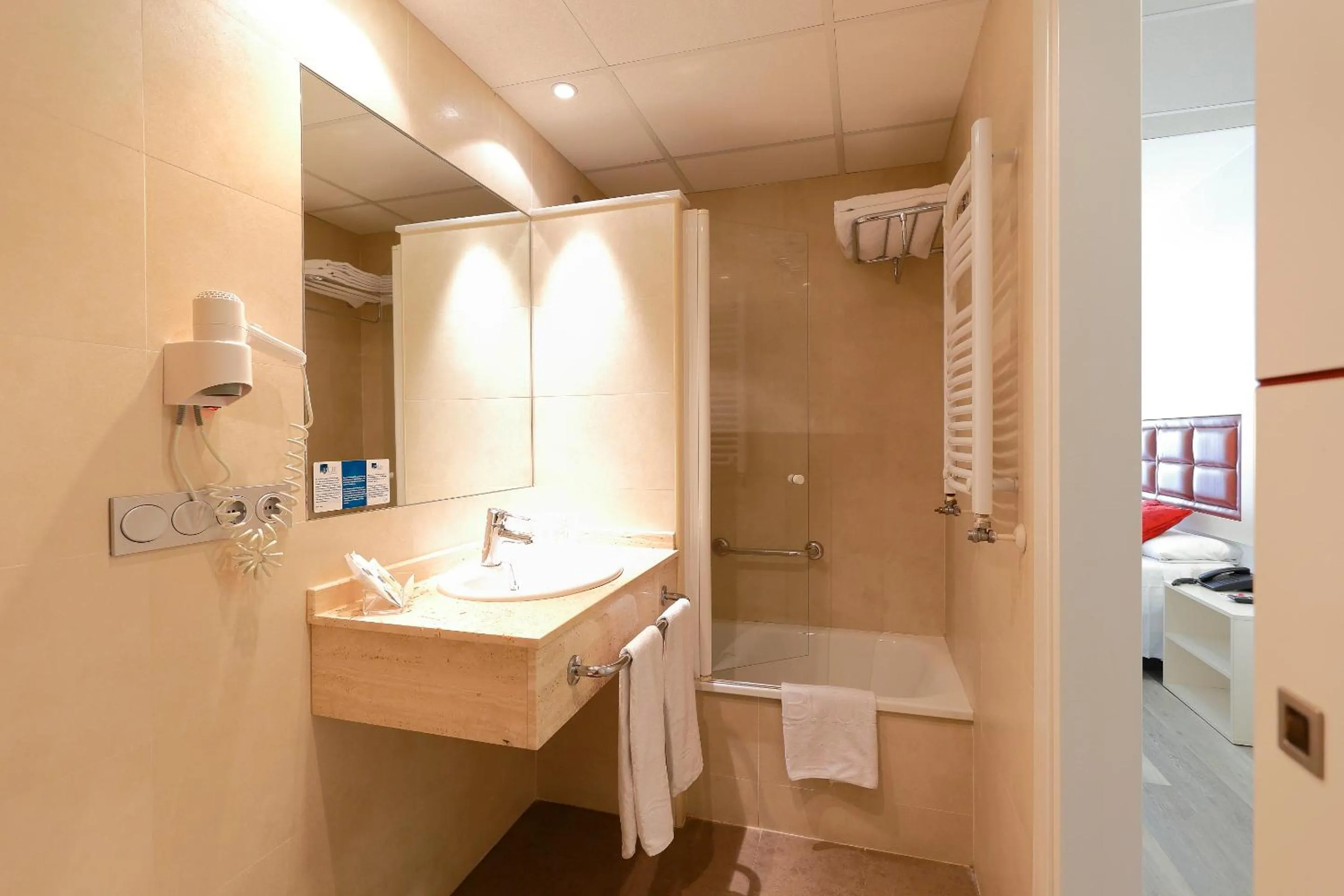 Bathroom in Hotel Santa Rosa, Blue Hoteles