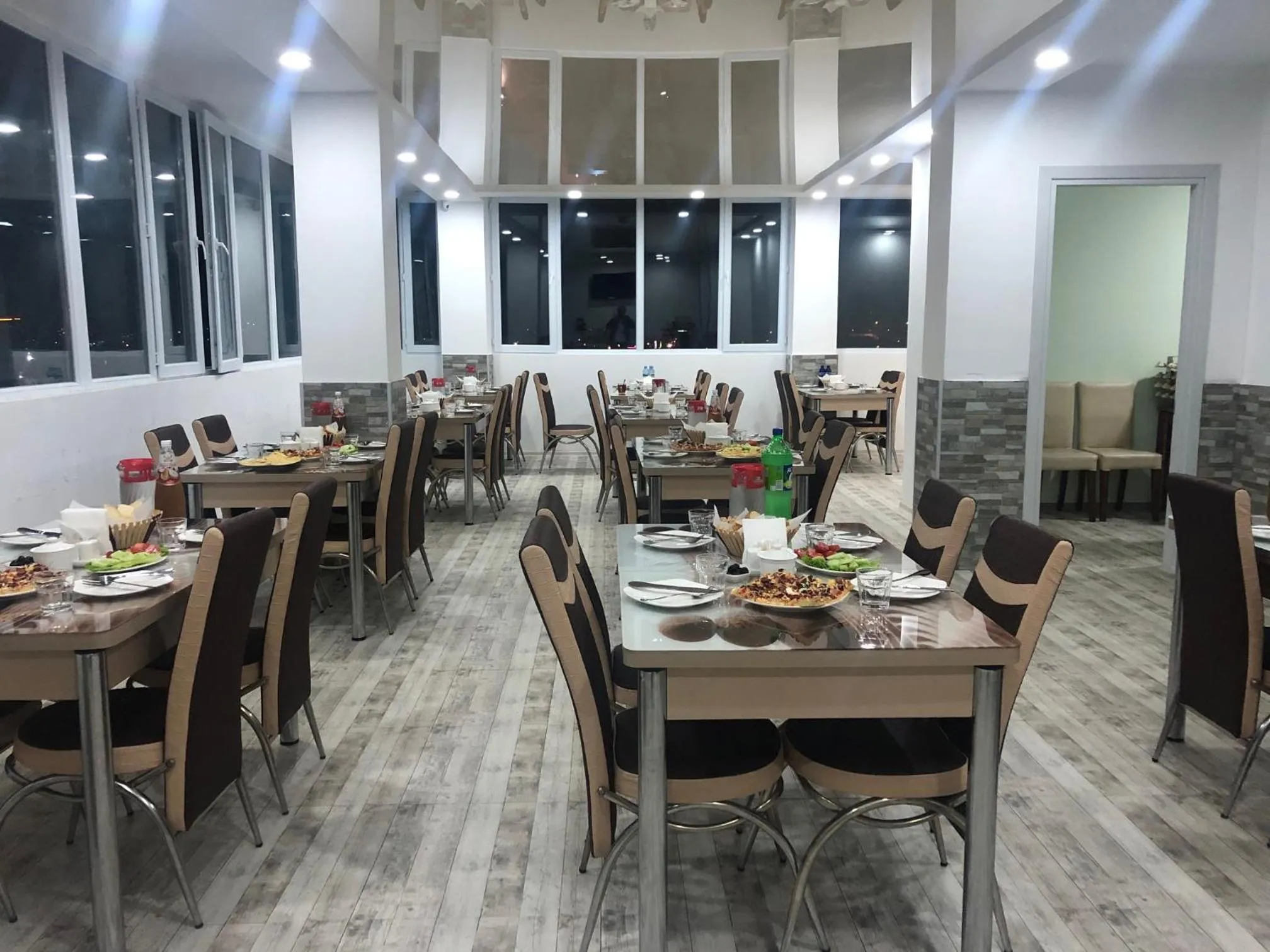 Restaurant/places to eat in Hotel Royal Georgia