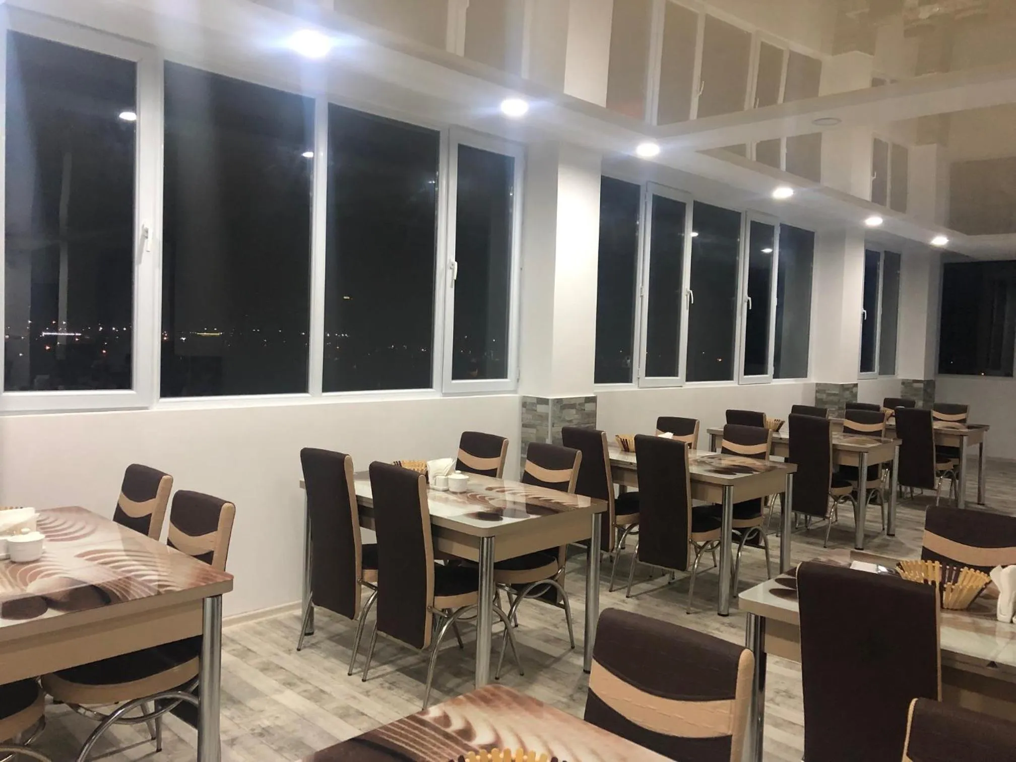 Restaurant/places to eat in Hotel Royal Georgia