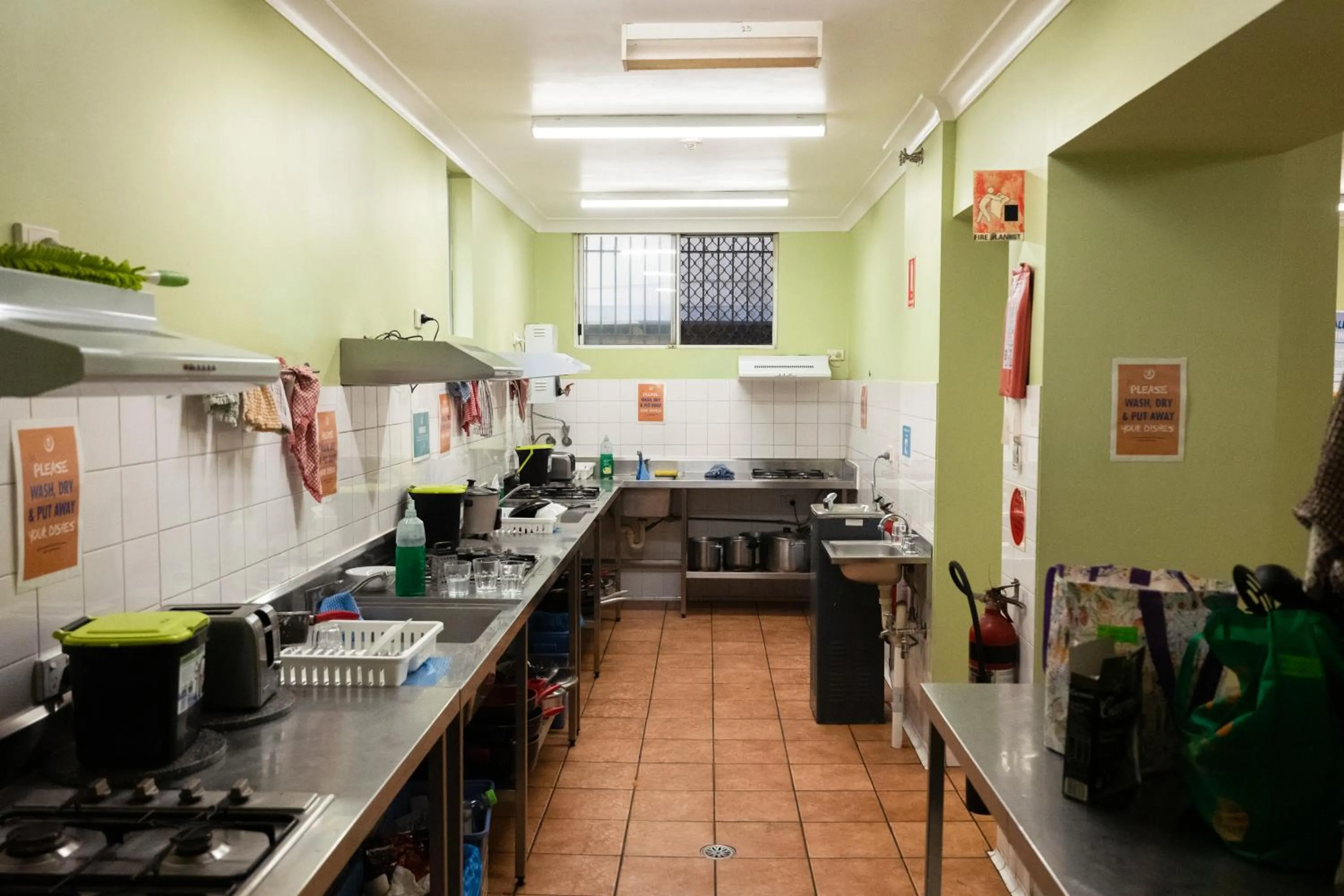 Kitchen or kitchenette in YHA Newcastle Beach