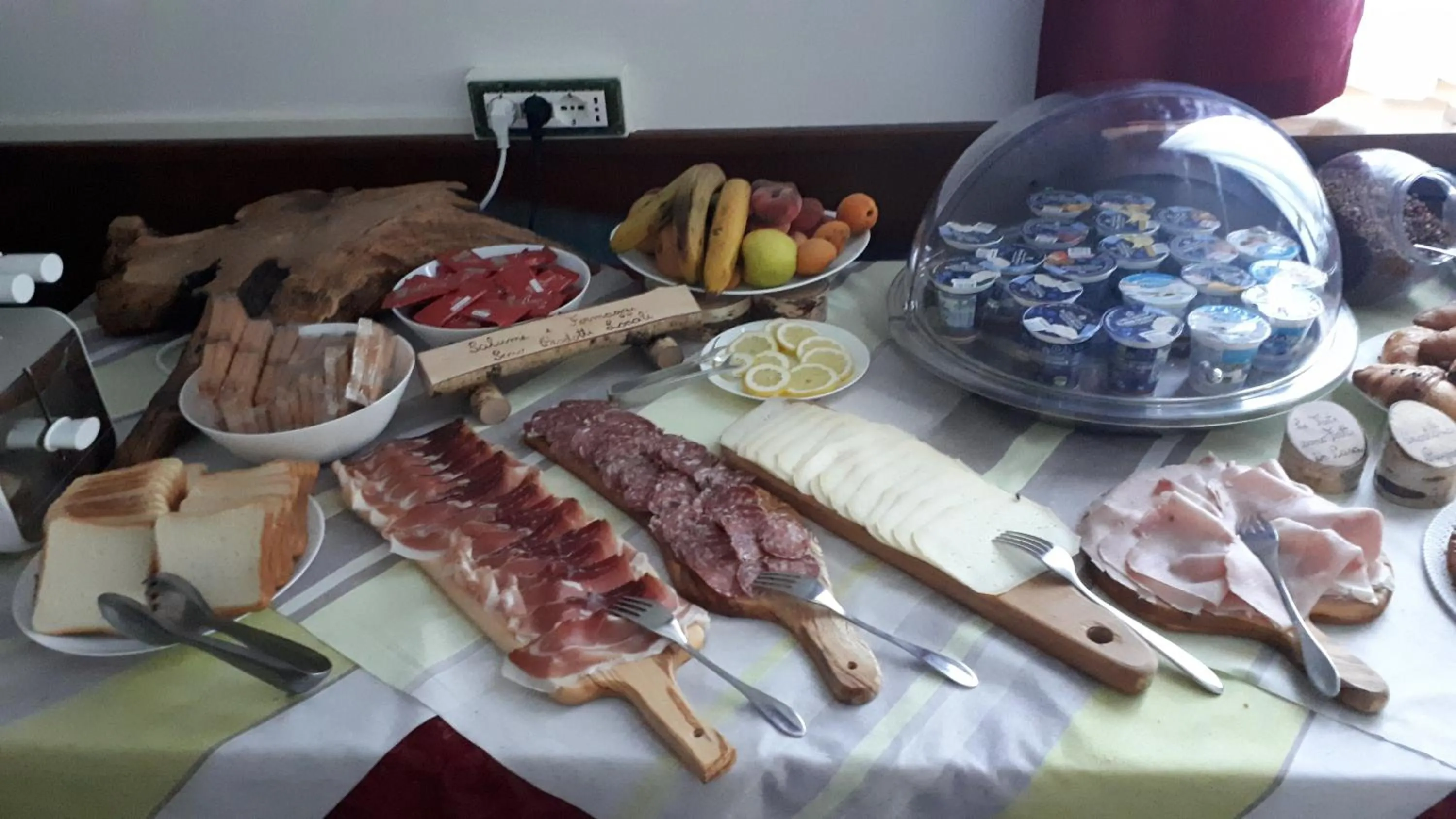 Buffet breakfast in Garni Le Prealpi