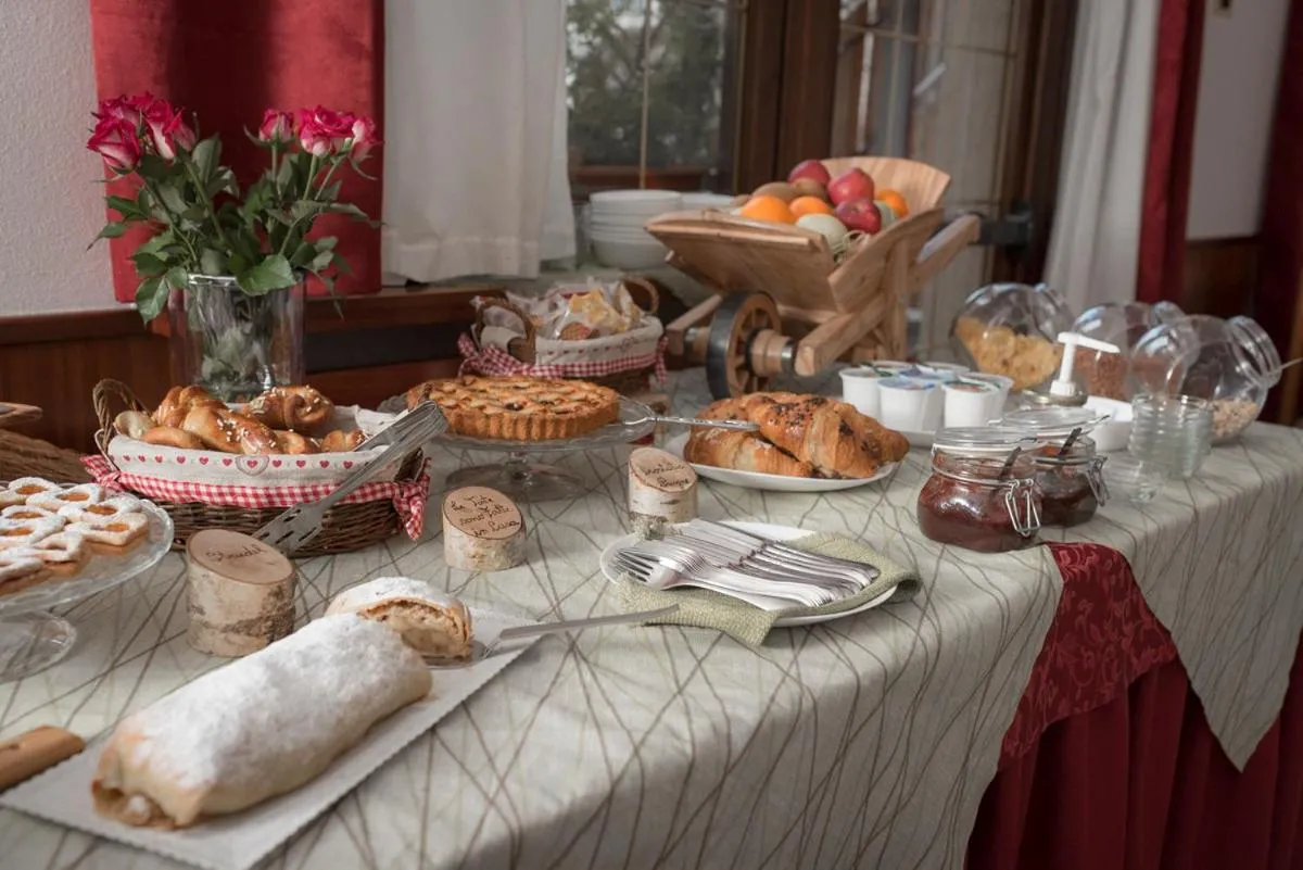 Buffet breakfast in Garni Le Prealpi