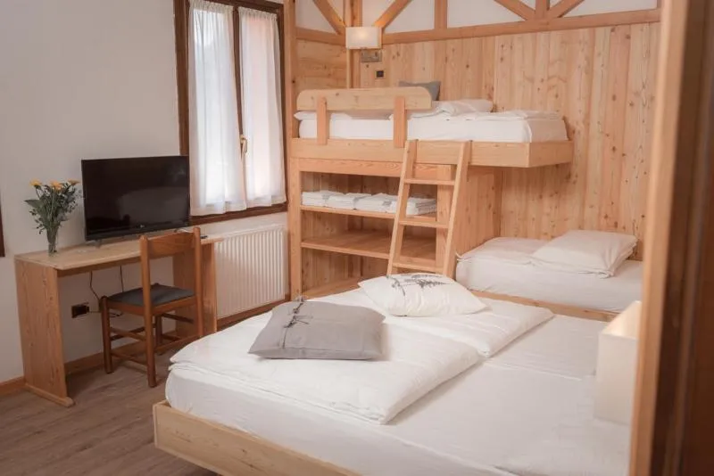 bunk bed, Bed in Garni Le Prealpi
