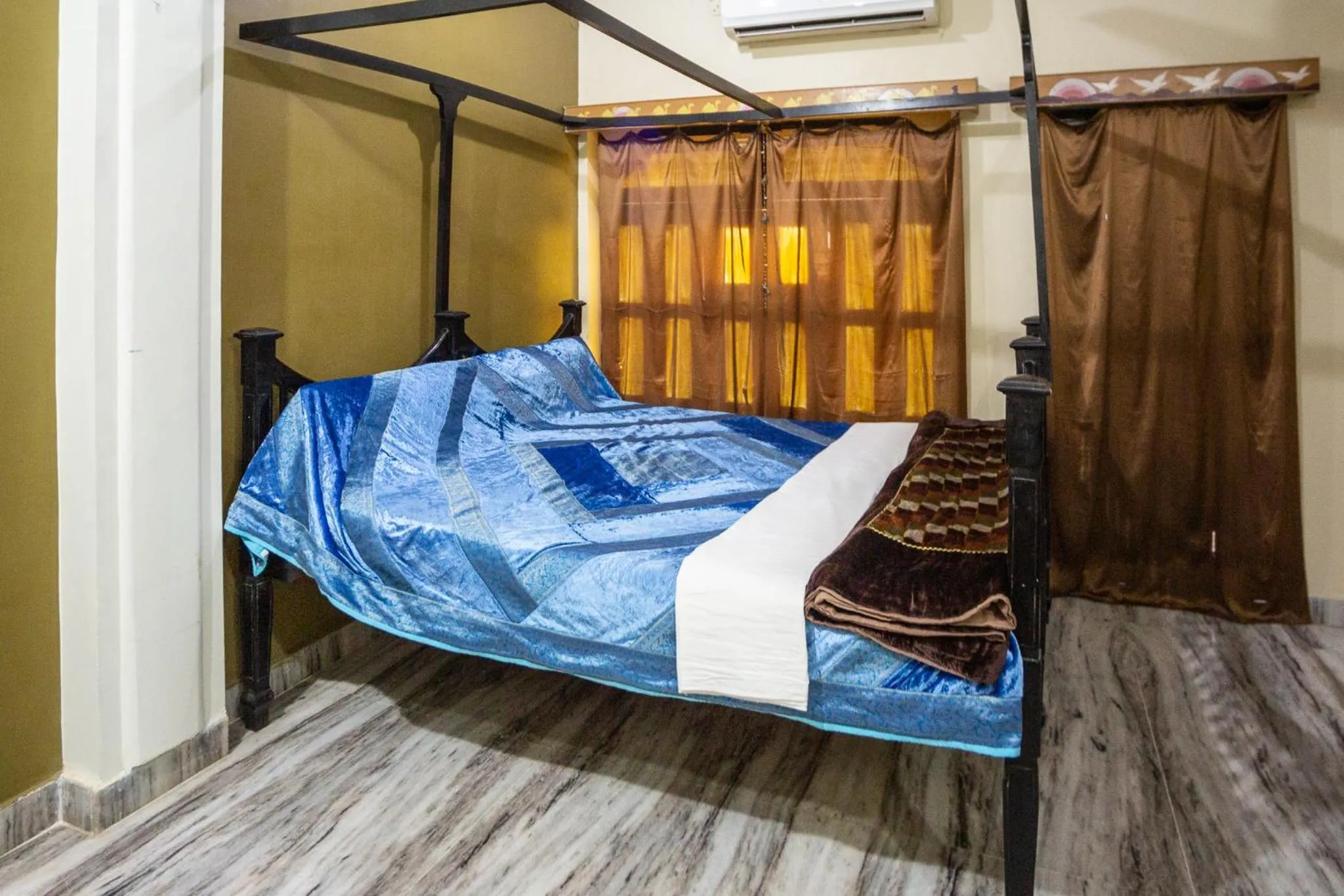 Bedroom, Bed in Hotel Everest