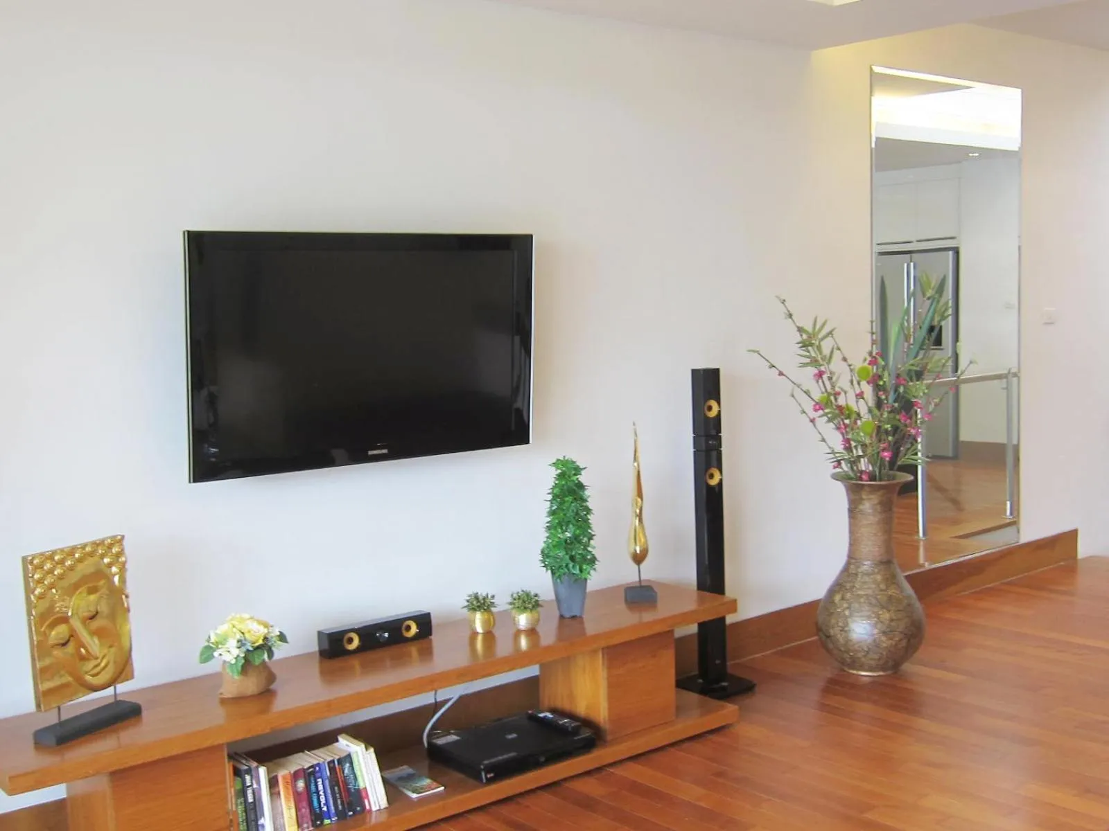 Decorative detail in Pearl of Naithon