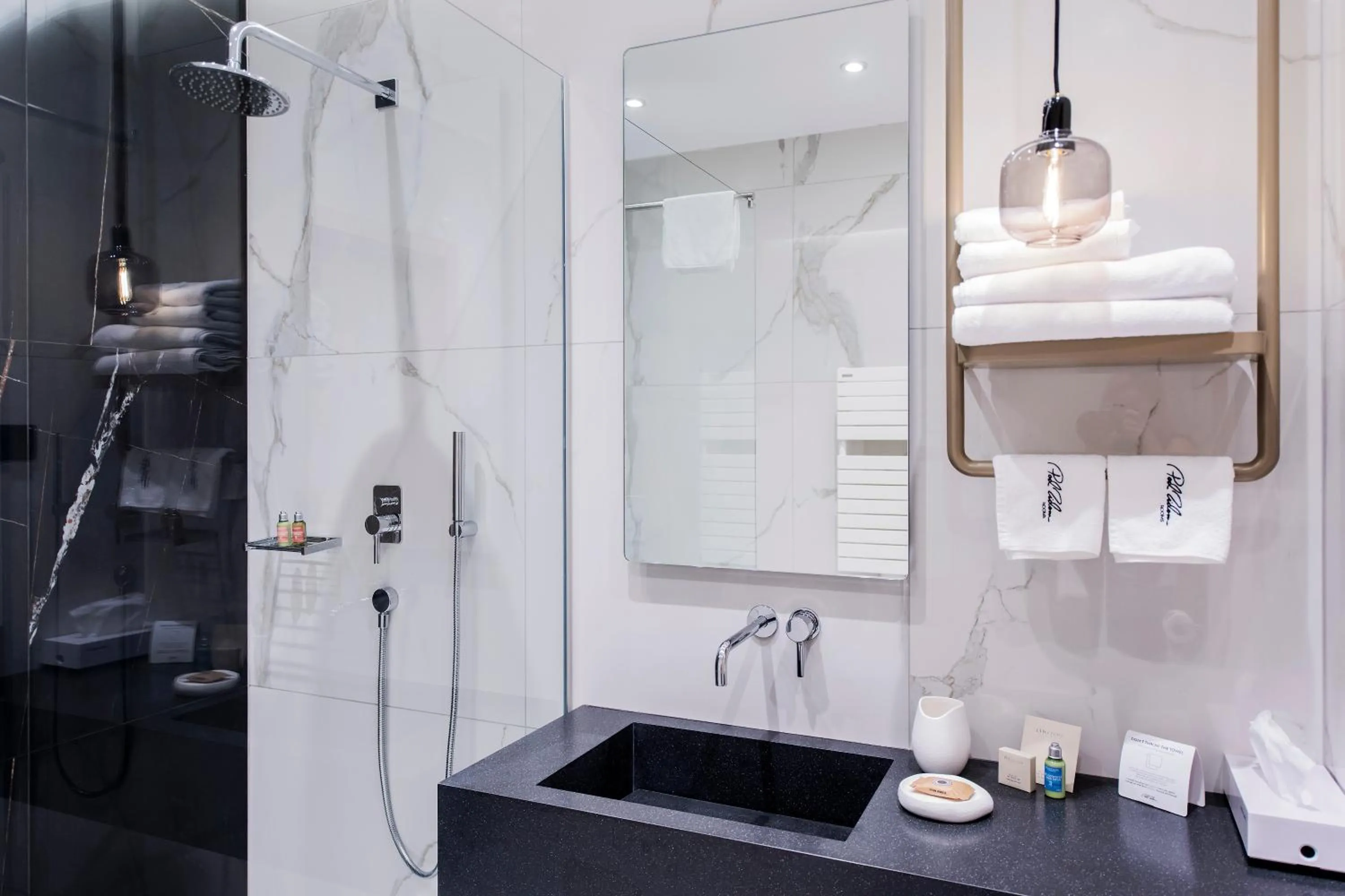 Shower in Pod Zidom Rooms