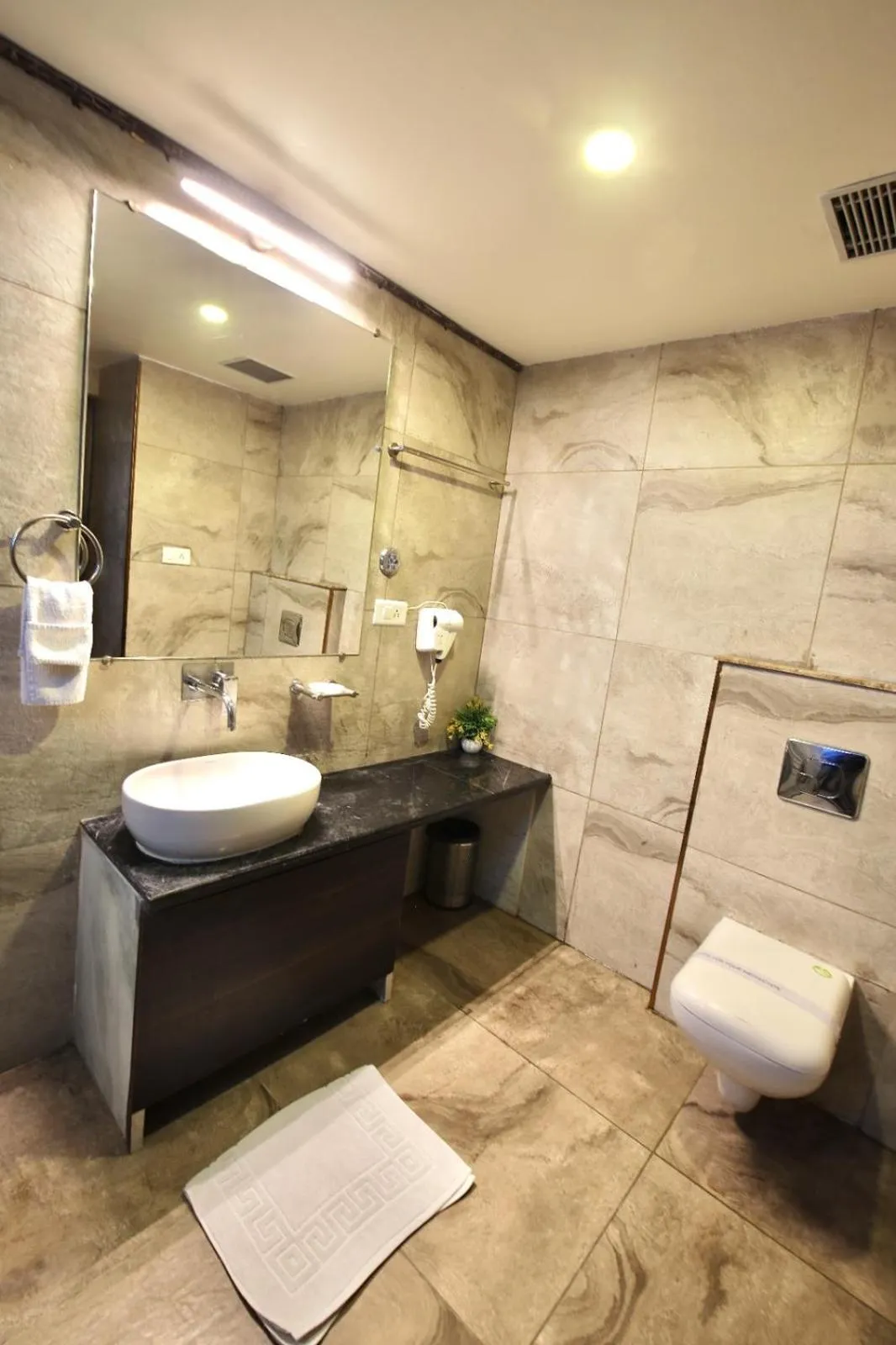 Bathroom in Hotel Harmony Inn