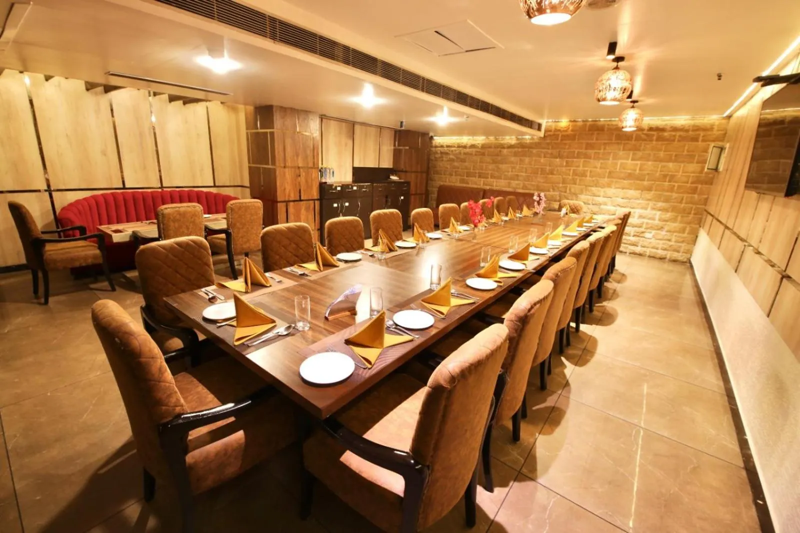 Restaurant/places to eat in Hotel Harmony Inn