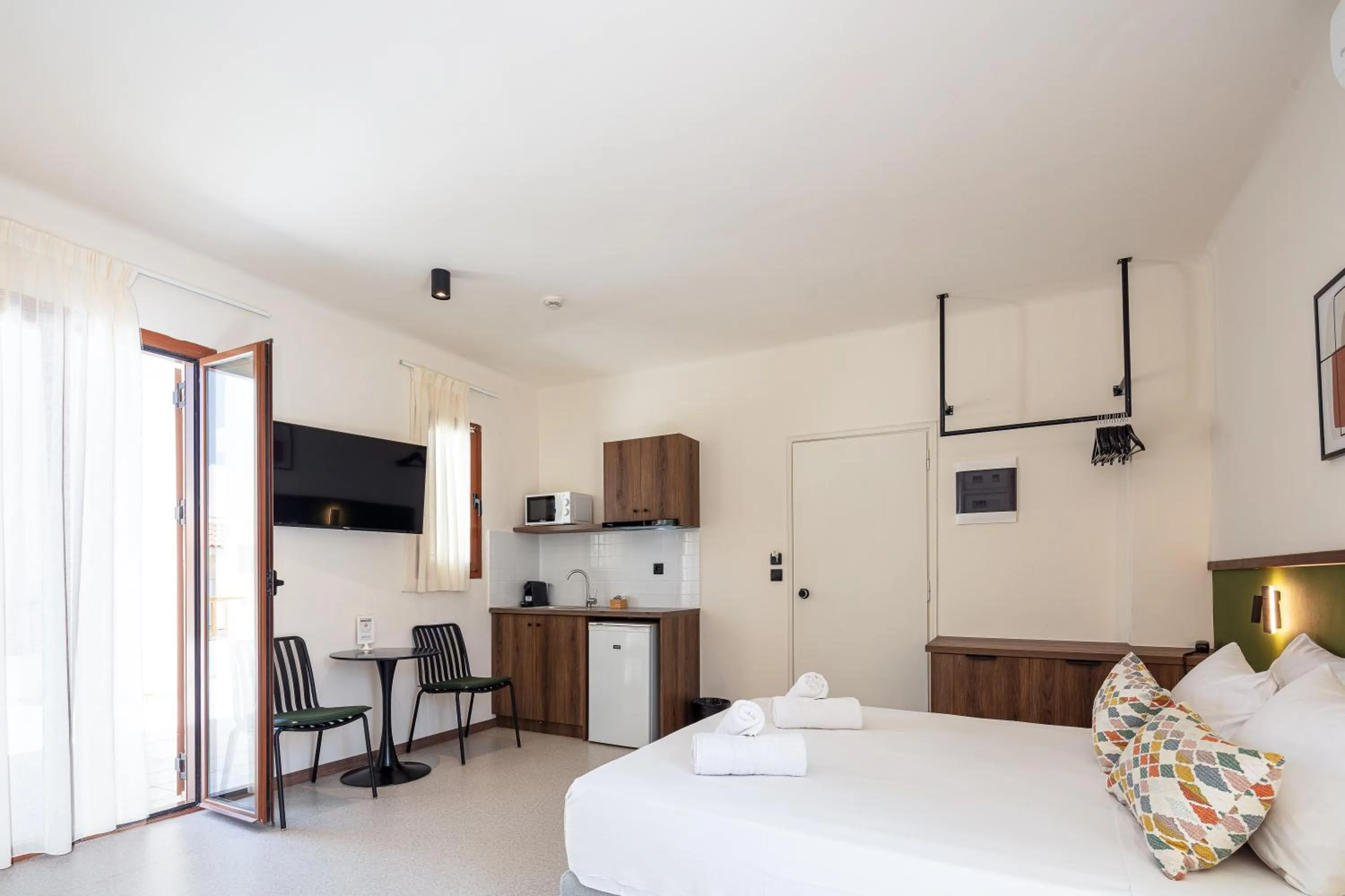 Kitchen or kitchenette, Bed in Aristea Hotel