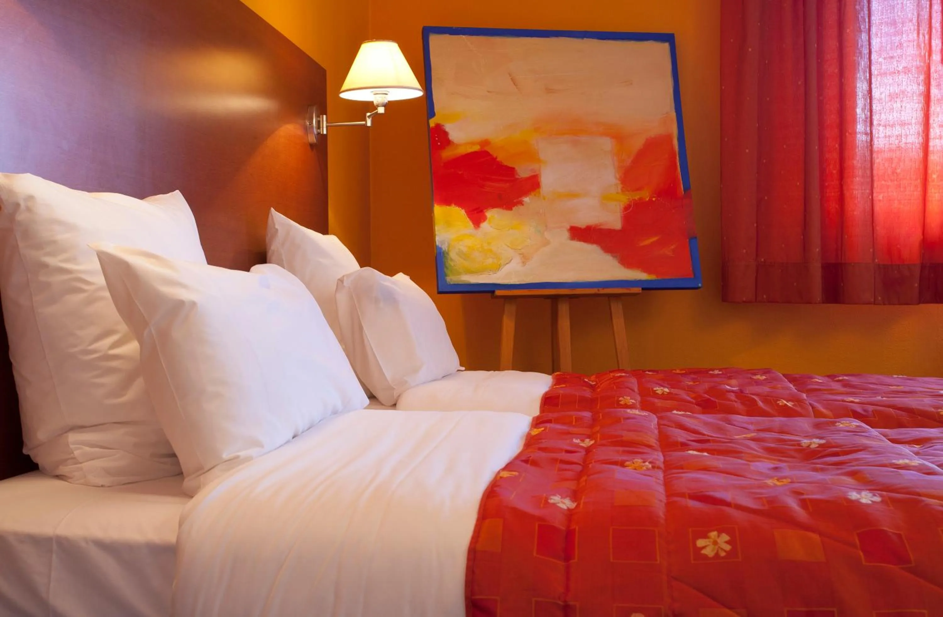 Bedroom, Bed in Hôtel Restaurant Logis La Palette