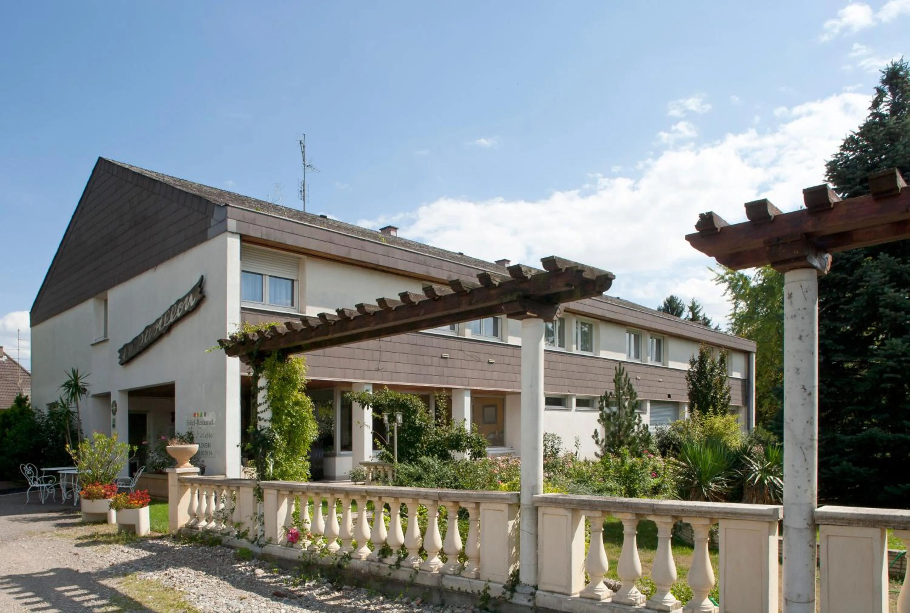 Garden view in Hôtel Restaurant Logis La Palette