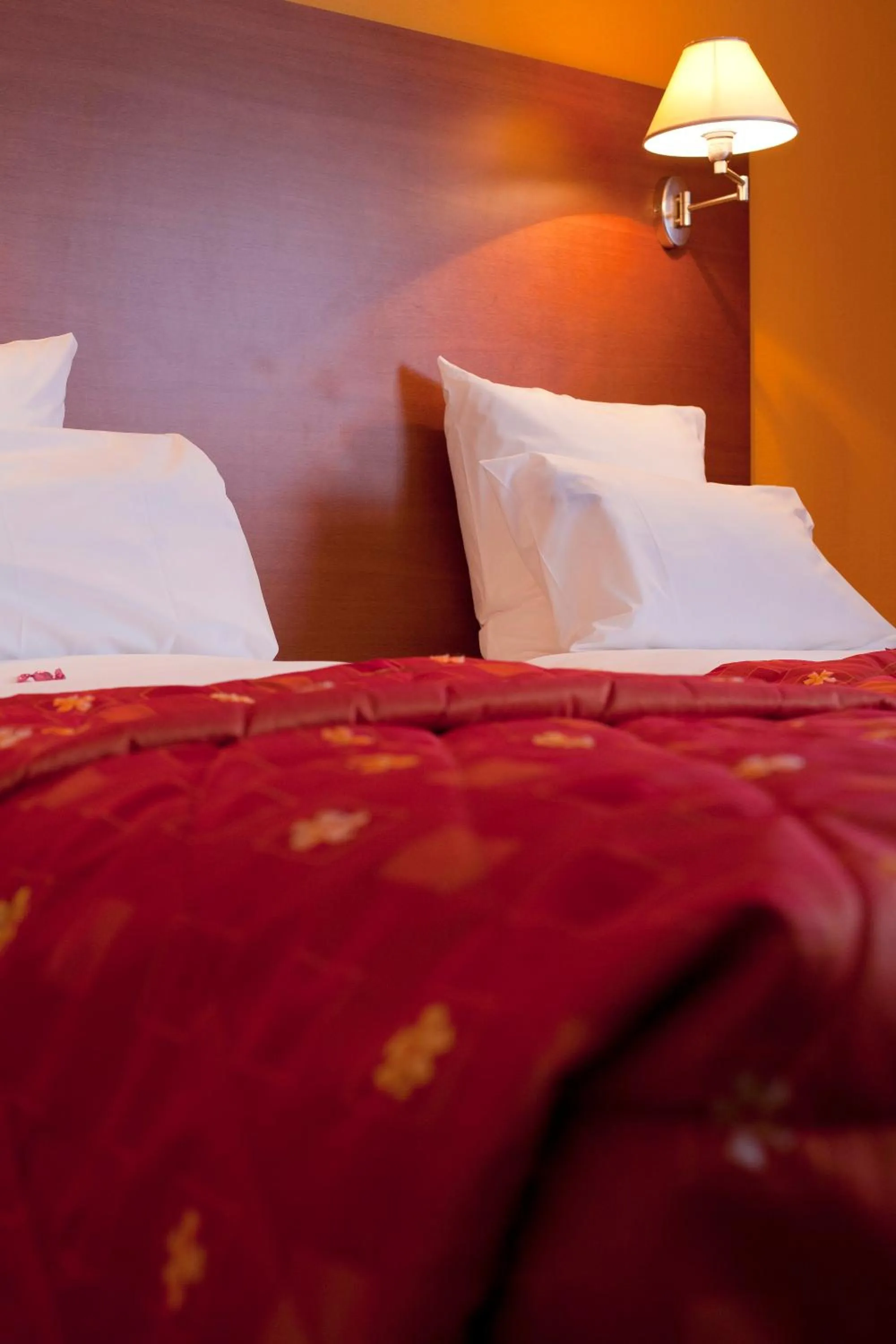 Bed in Hôtel Restaurant Logis La Palette