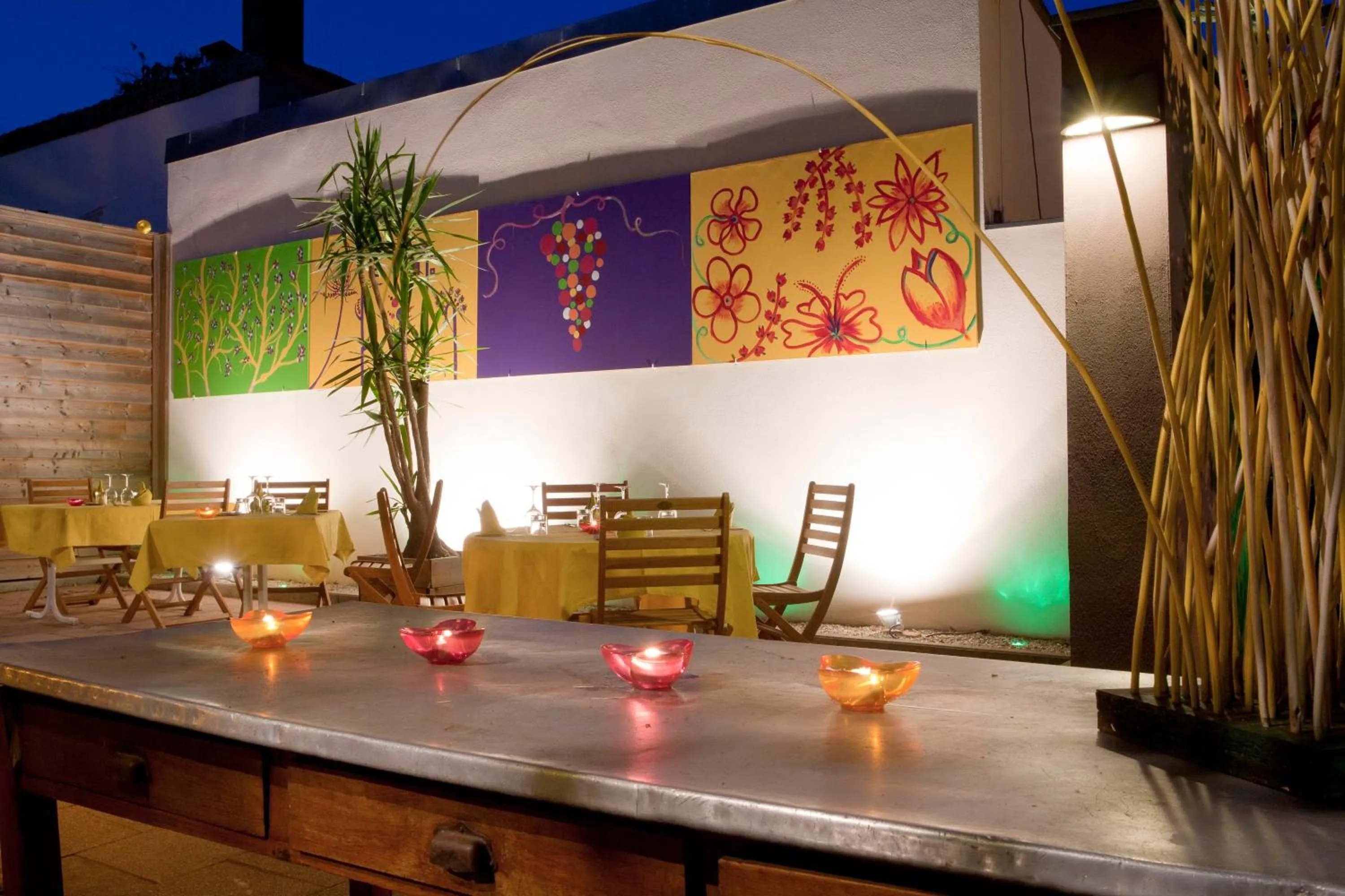 Garden in Hôtel Restaurant Logis La Palette