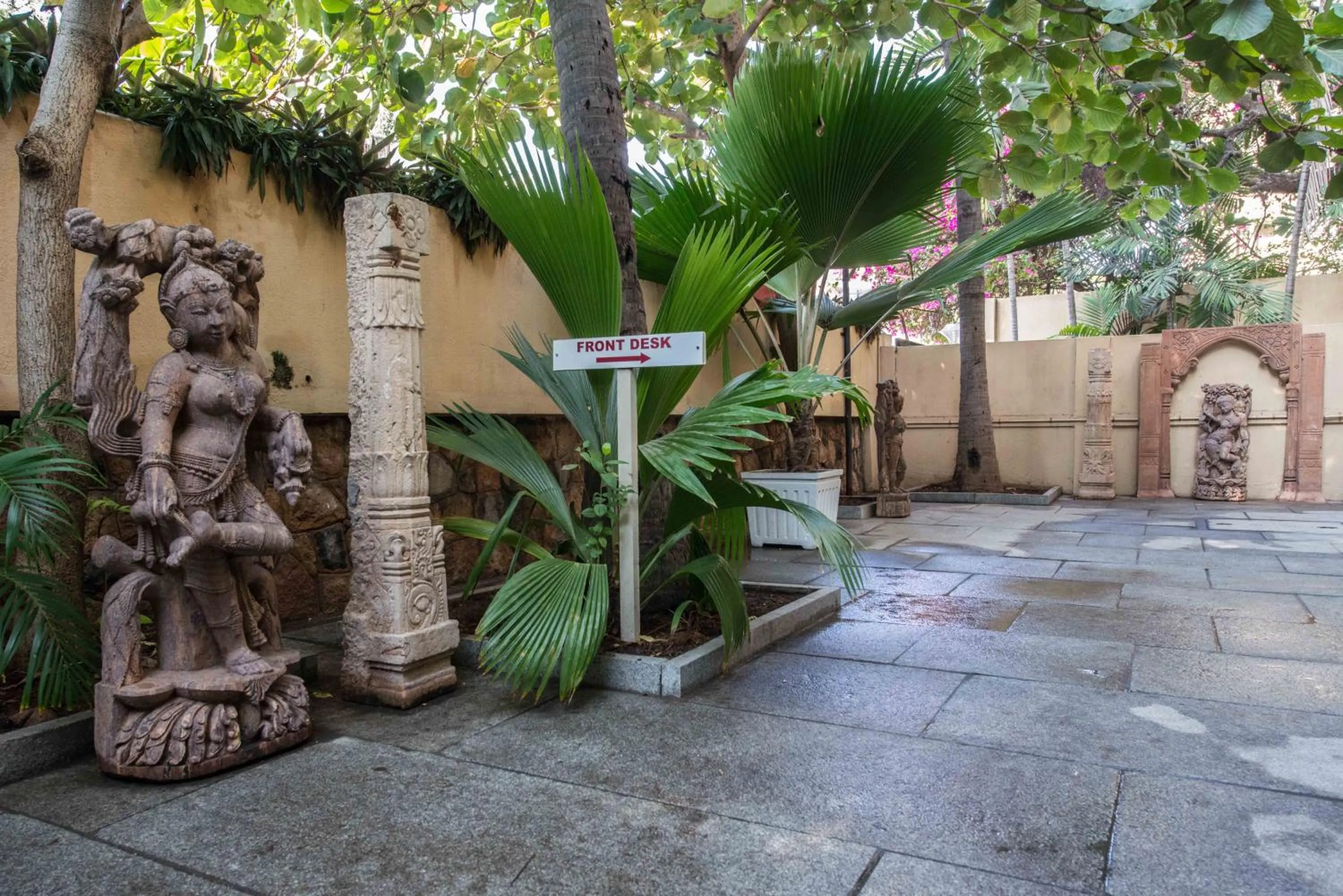 Day in Hanu Reddy Residences Wallace Garden