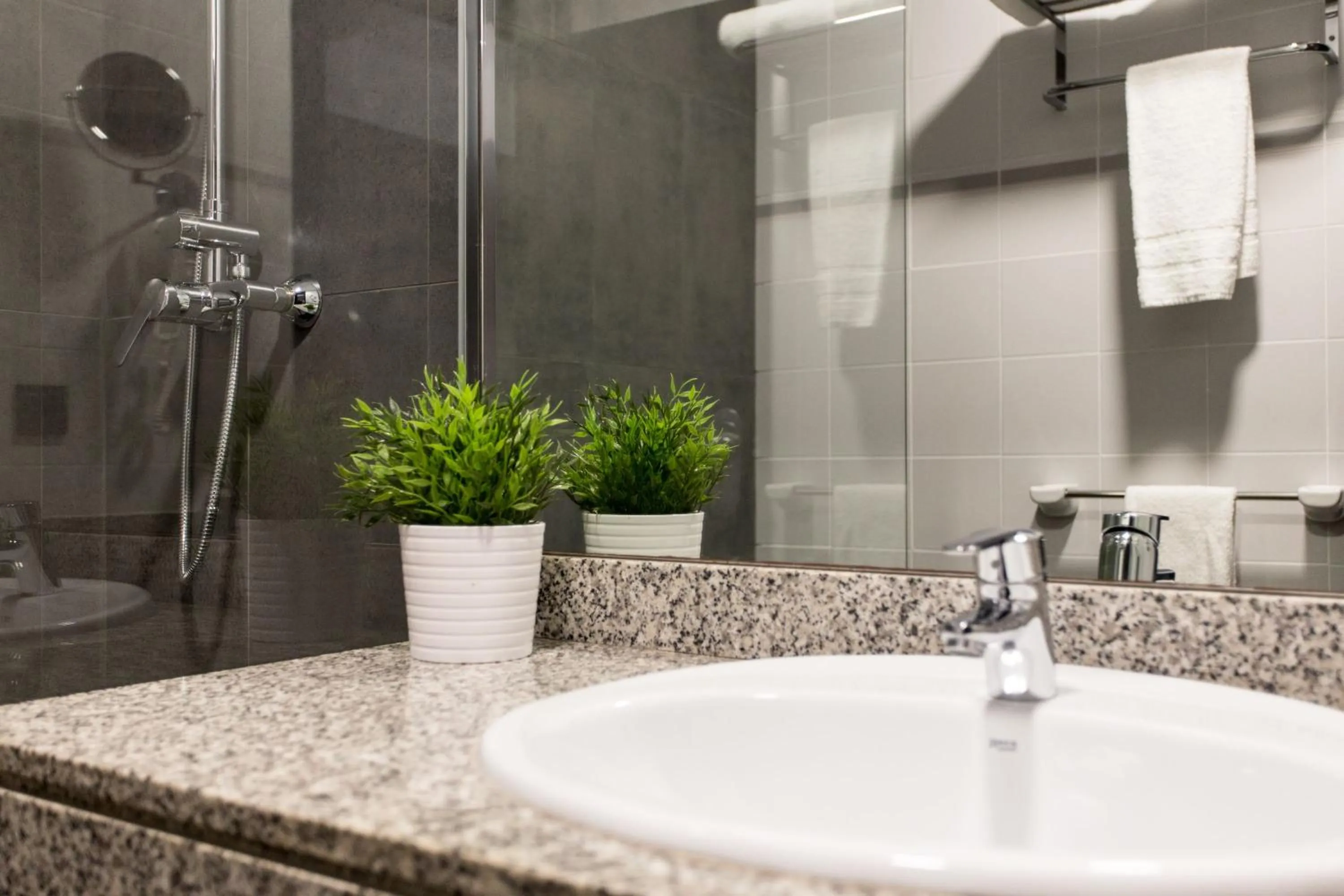 Shower in Hotel Malcom and Barret