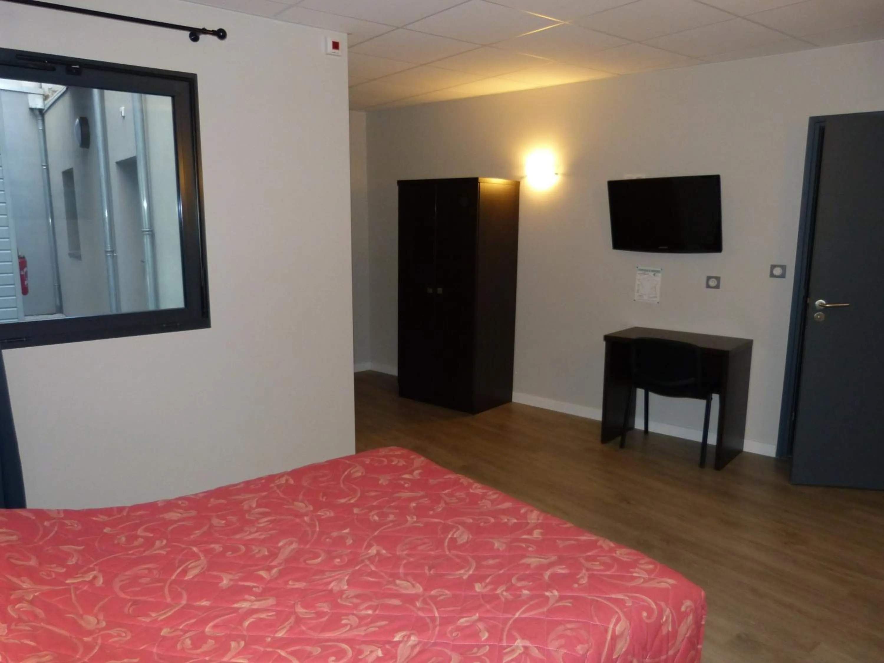 Photo of the whole room, Bed in Hôtel Terminus