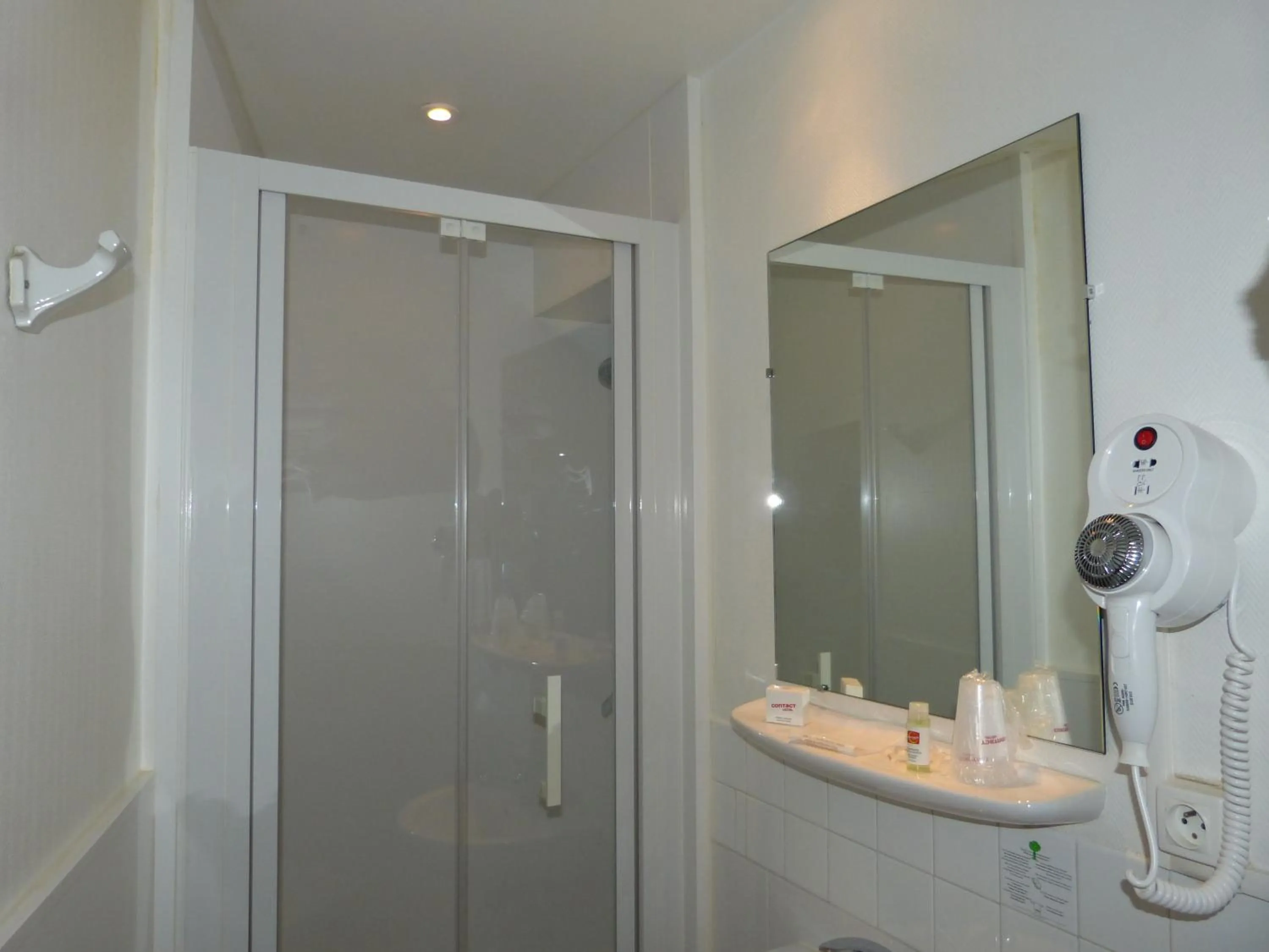 Shower in Hôtel Terminus