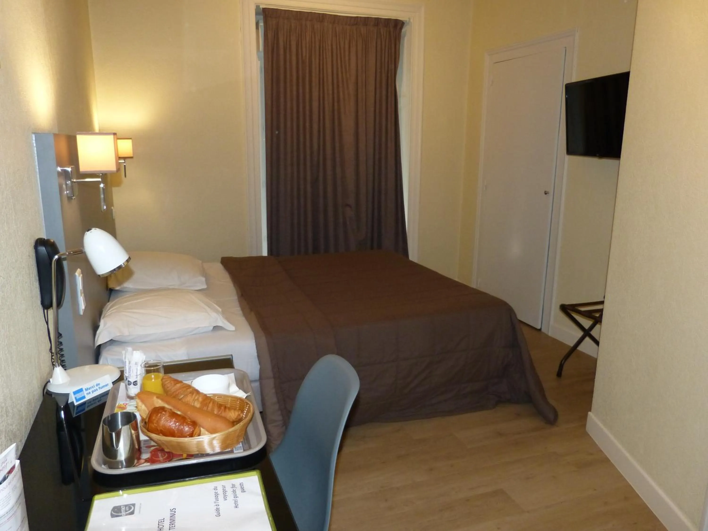 Bedroom, Bed in Hôtel Terminus