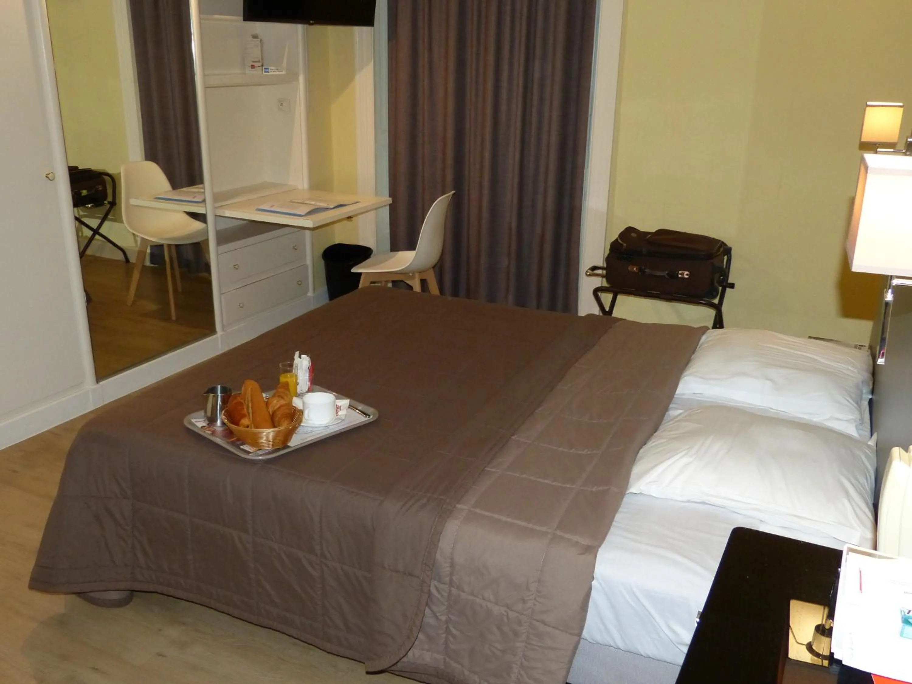 Bedroom, Bed in Hôtel Terminus