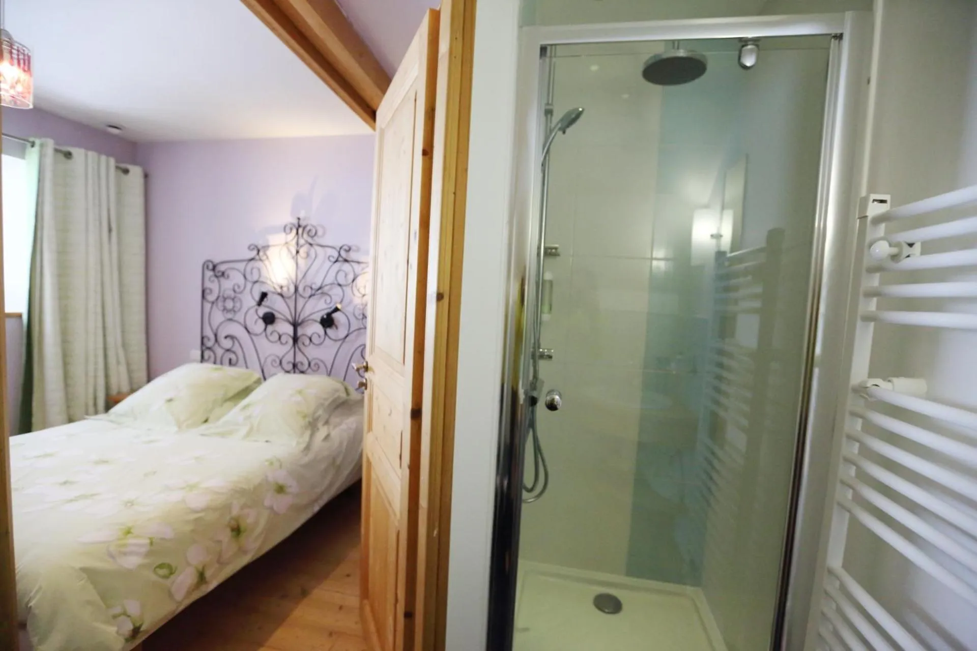 Bathroom, Bed in Le Valombré