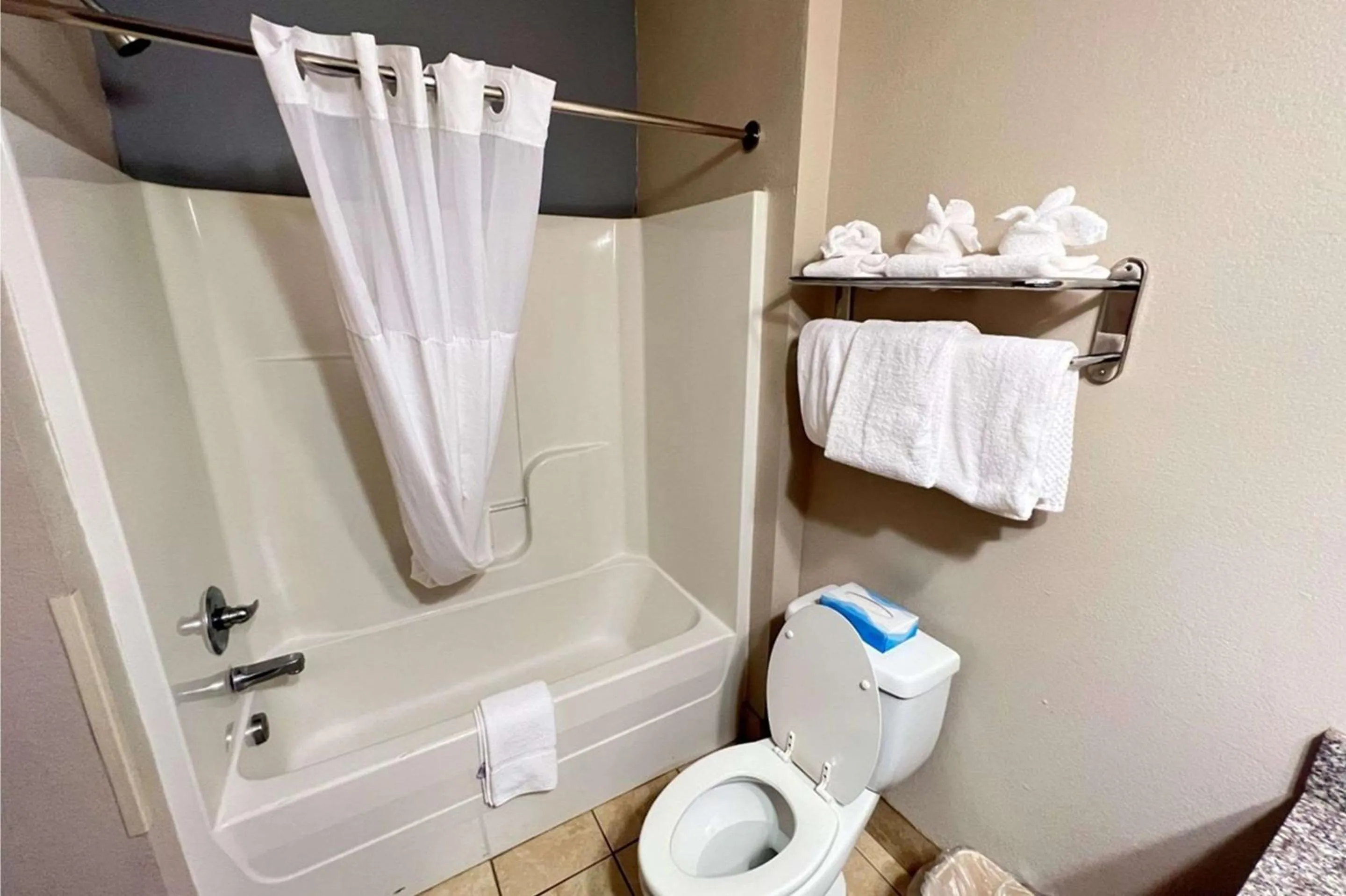 Bedroom in Econo Lodge Augusta West near Fort Gordon