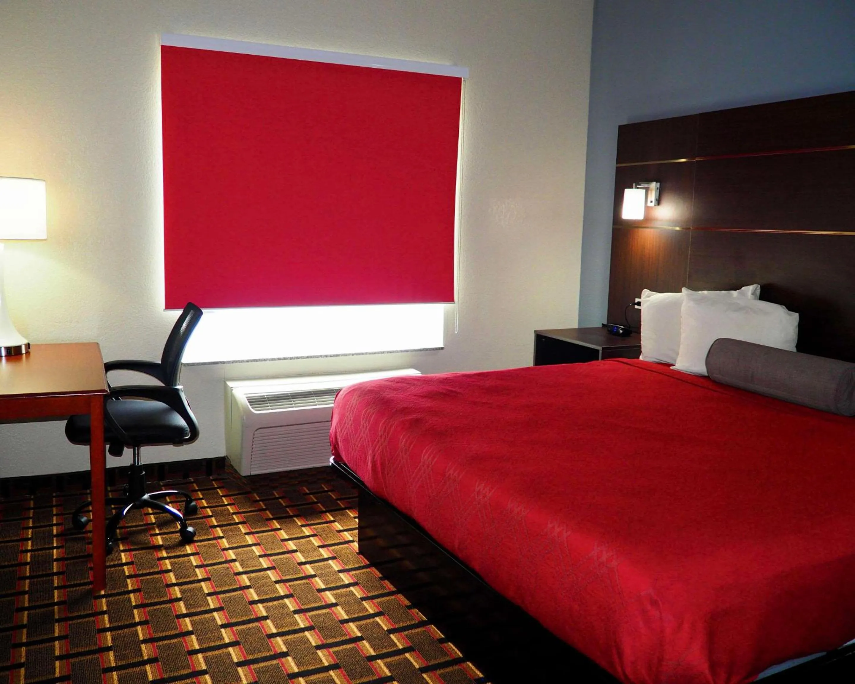 Bedroom, Bed in Econo Lodge Augusta West near Fort Gordon