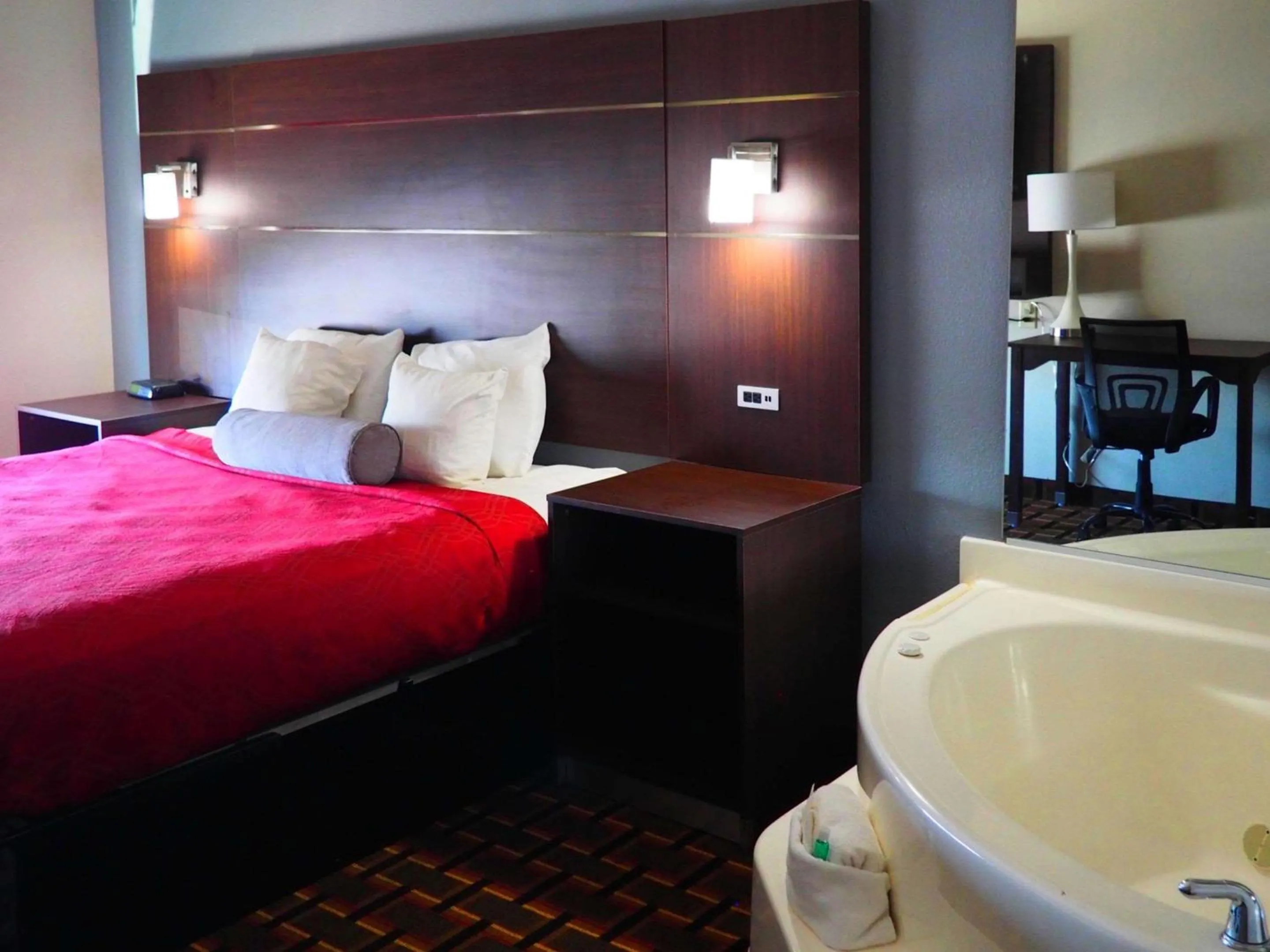 Bedroom, Bed in Econo Lodge Augusta West near Fort Gordon