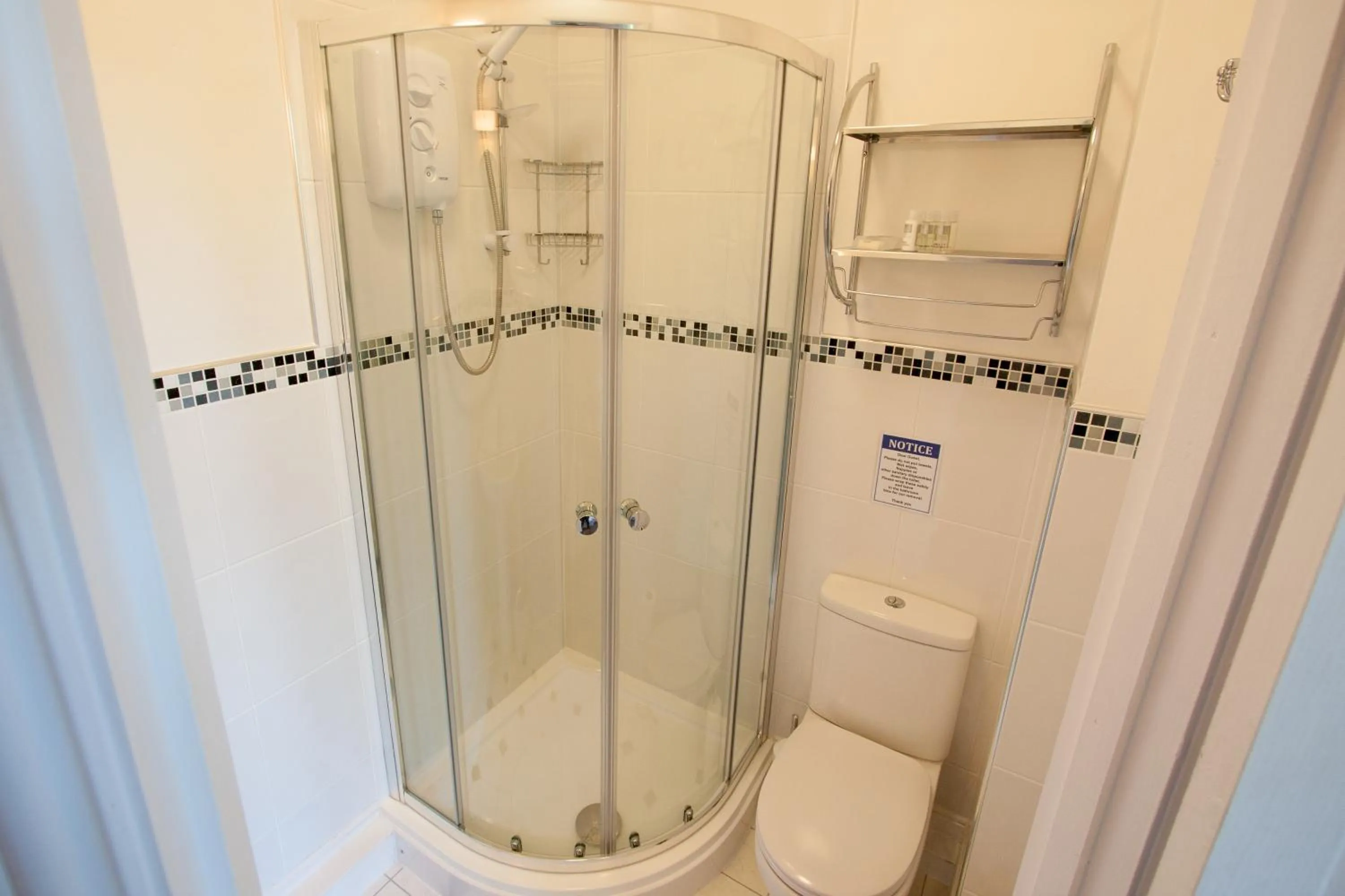 Shower in Ashlea Guest House