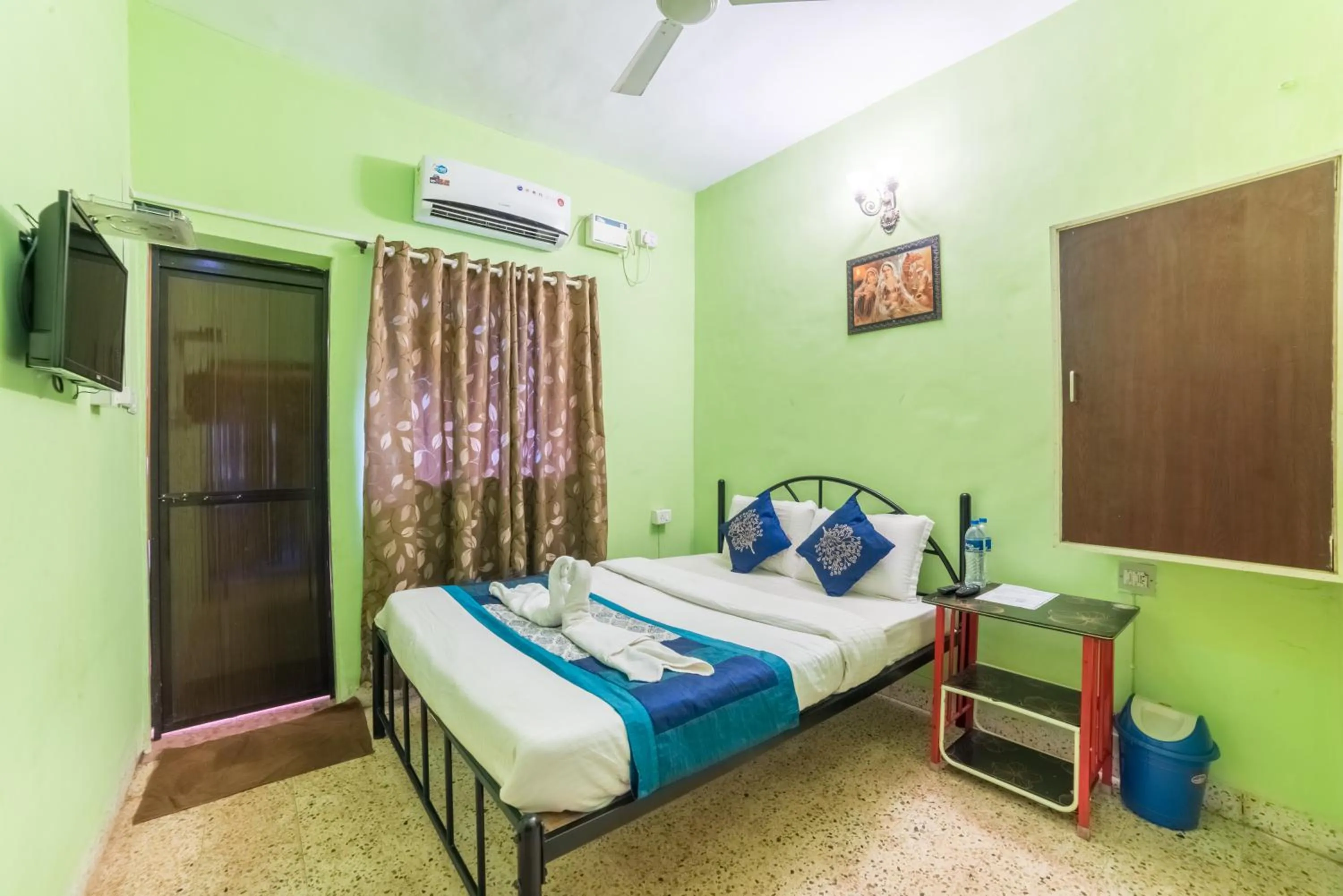 Bed in Kiara Hotel Goa