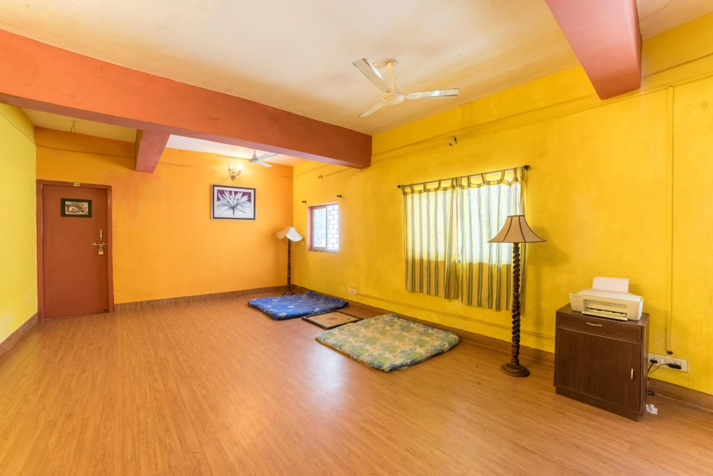 Communal lounge/ TV room, Bed in Kiara Hotel Goa