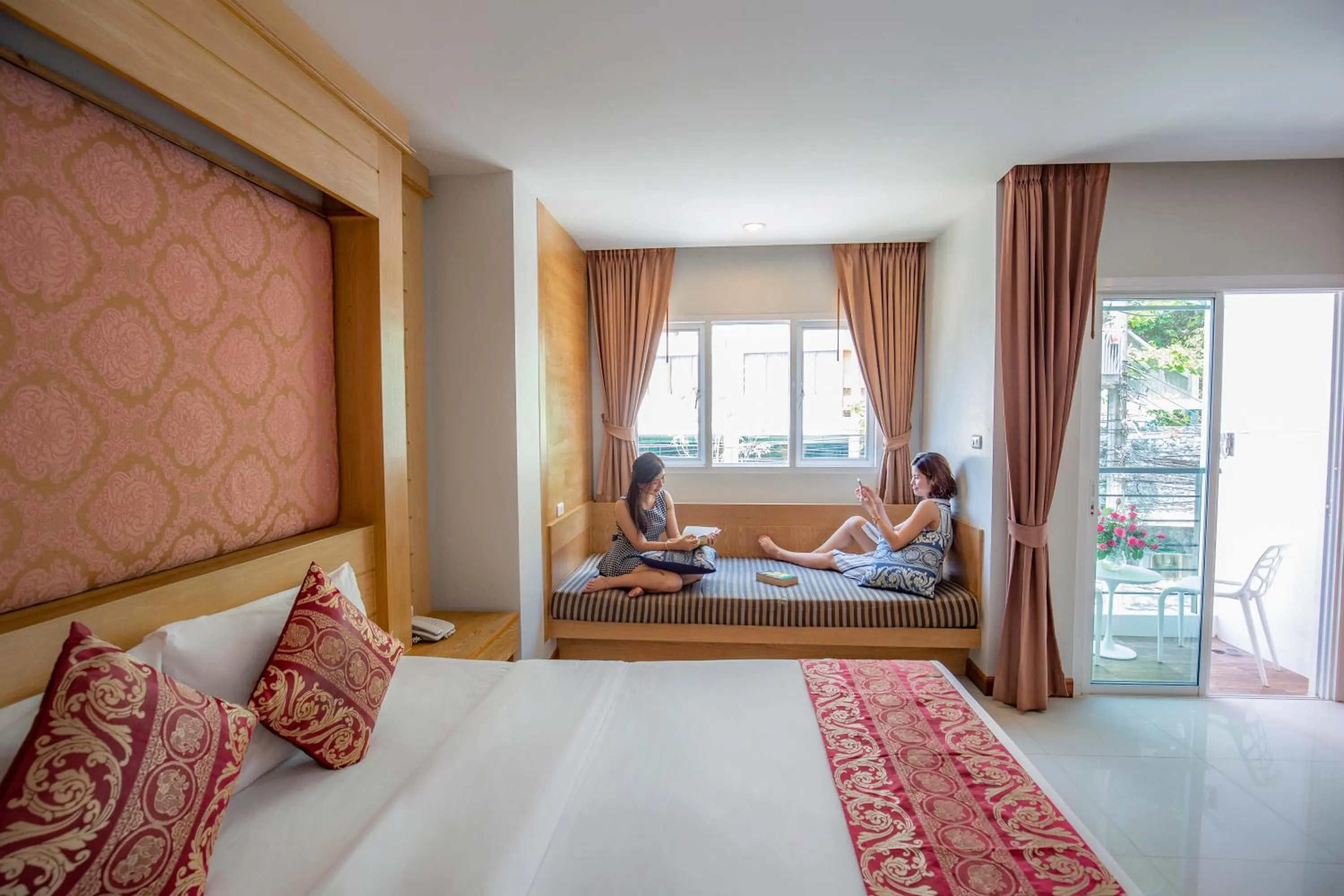 Seating area, Bed in Sungthong Kamala Beach Resort