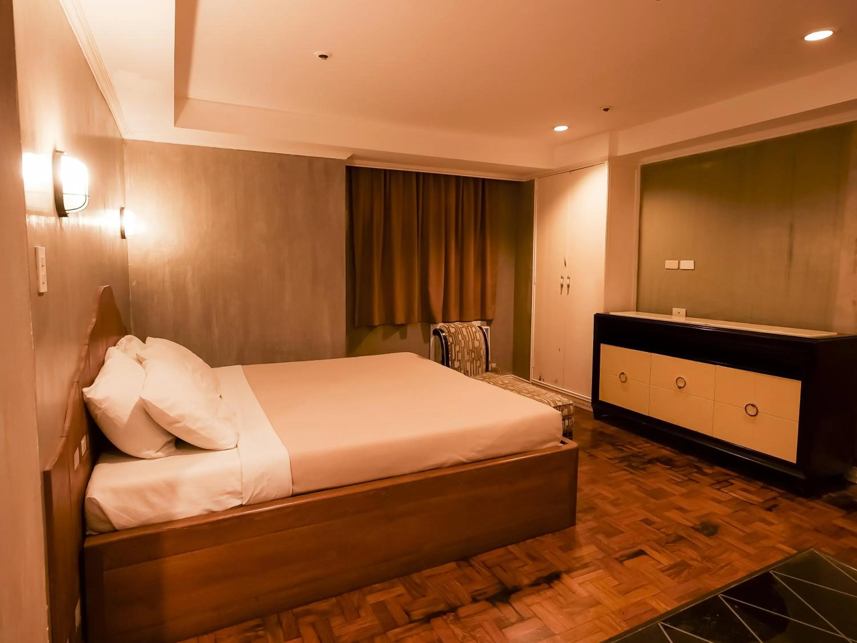 Property building, Bed in WHITE BANANA Manila - NEW