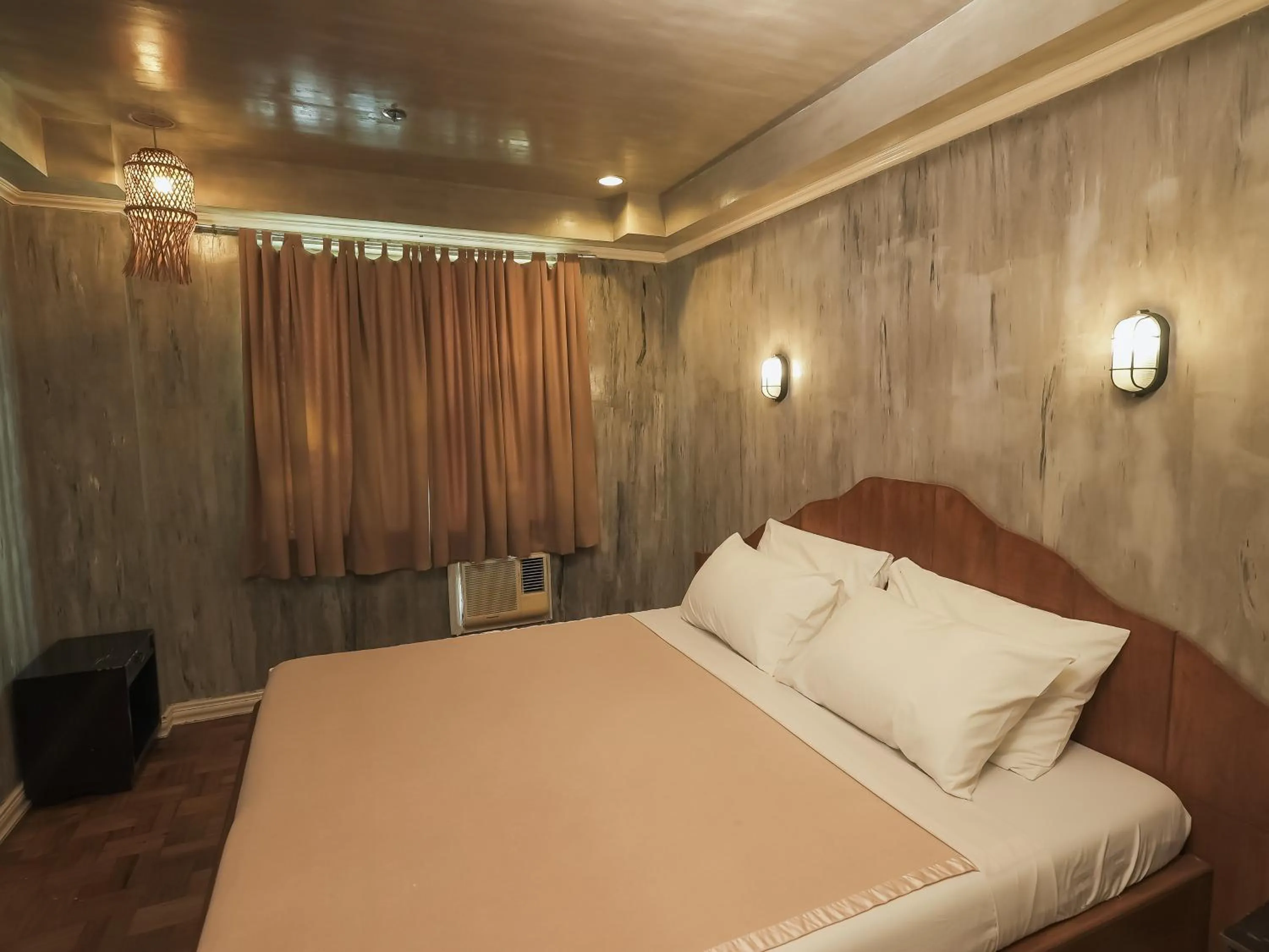 Photo of the whole room, Bed in WHITE BANANA Manila - NEW