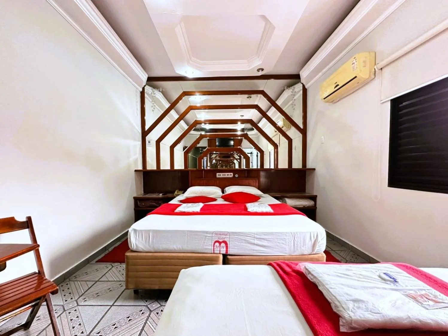 Bedroom, Bed in Memorial Hotel