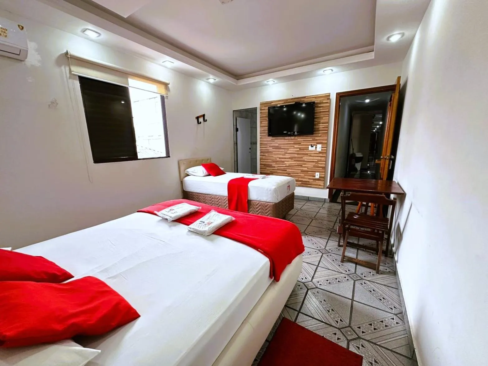 Bedroom, Bed in Memorial Hotel