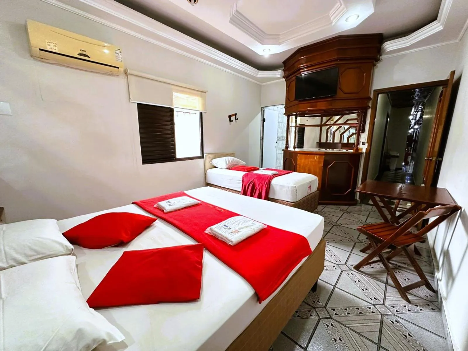 Bedroom, Bed in Memorial Hotel