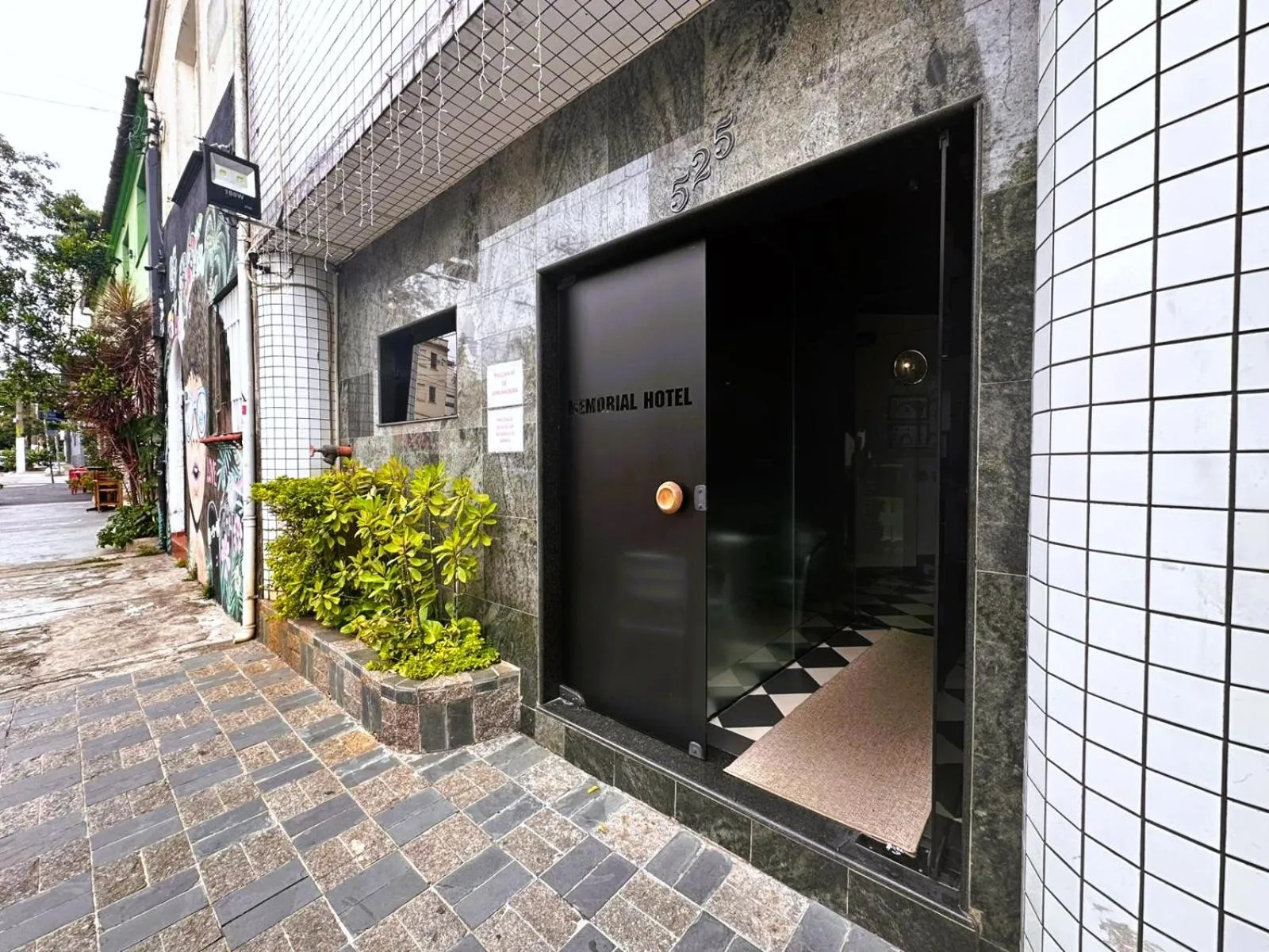 Facade/entrance in Memorial Hotel