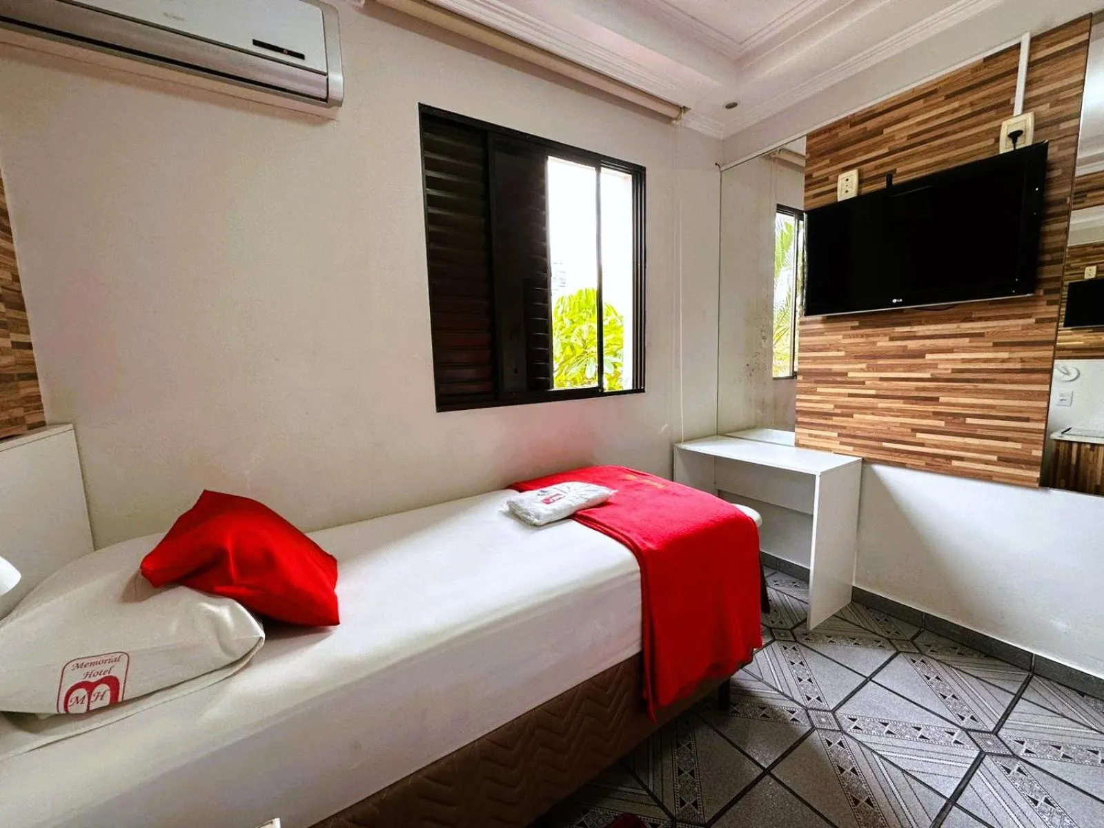 Bedroom, Bed in Memorial Hotel