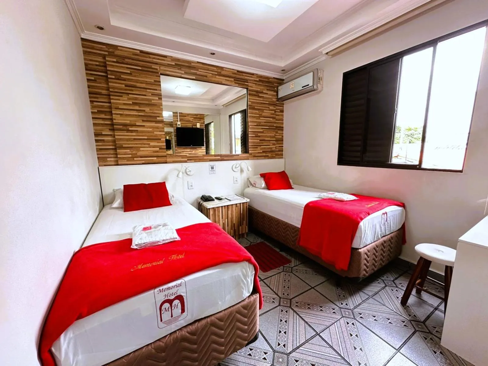 Bedroom, Bed in Memorial Hotel