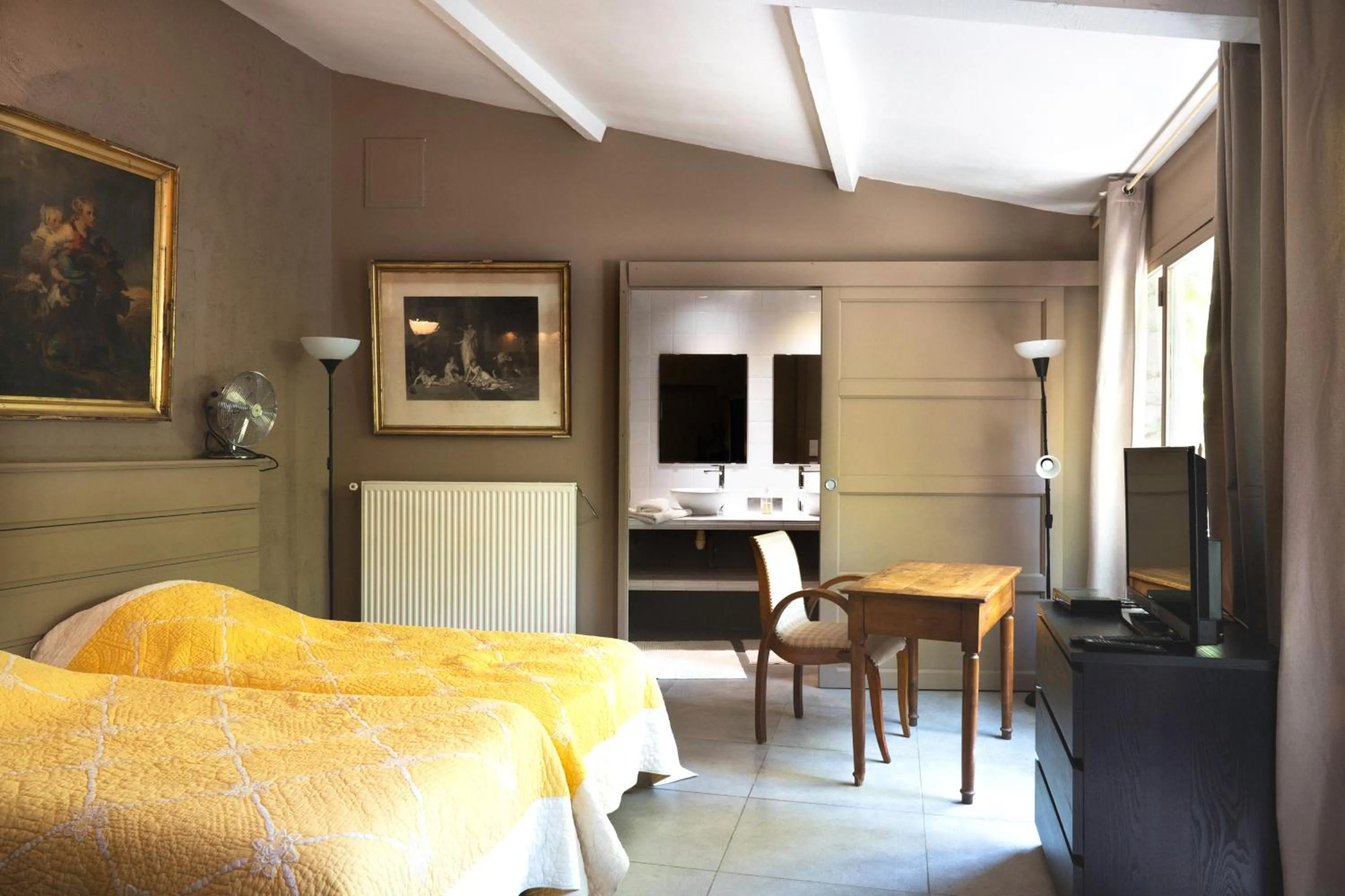 View (from property/room), Bed in La Maison sur la Colline