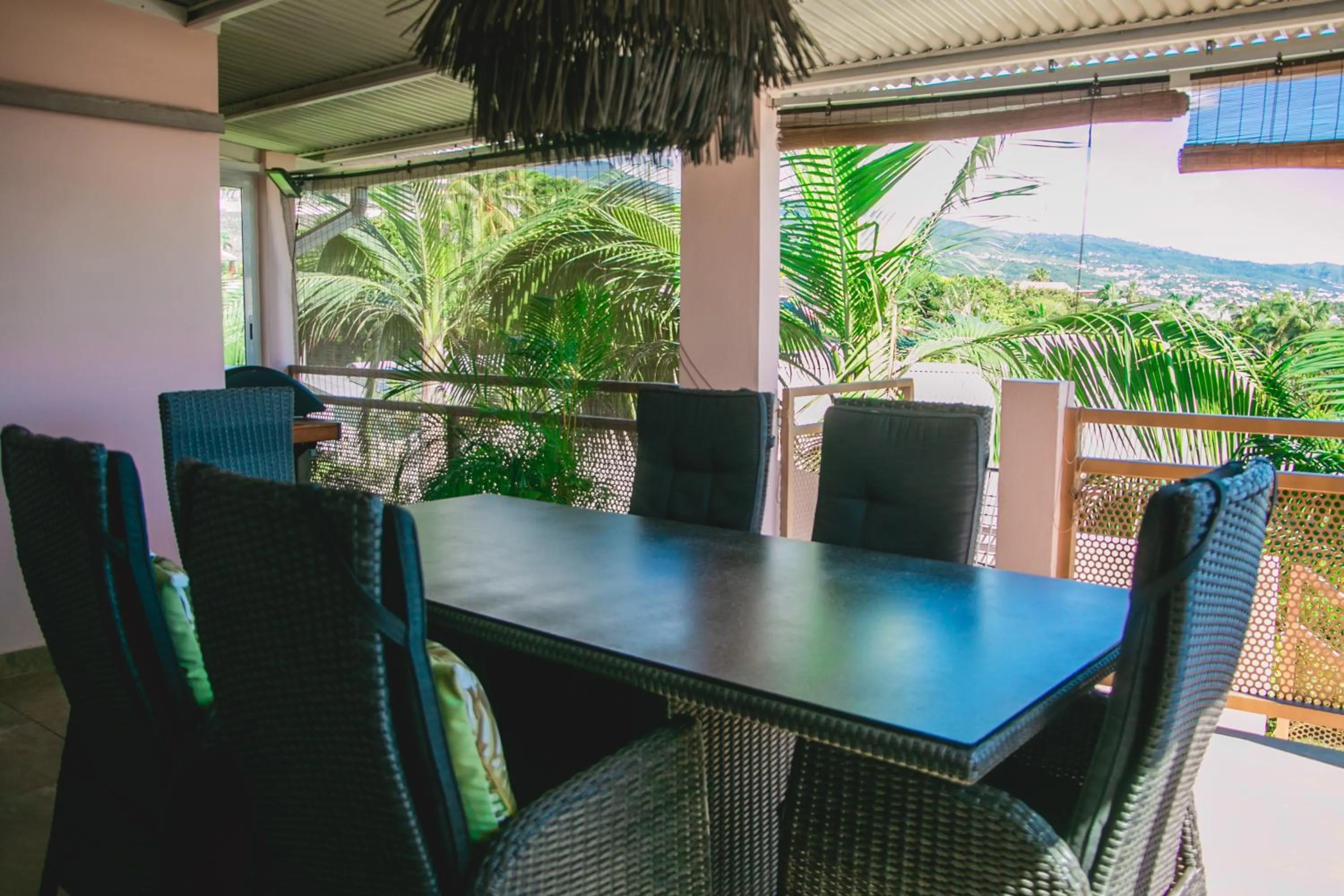 LE COLONIAL, T4 à 5 mn Aeroport dans villa de standing