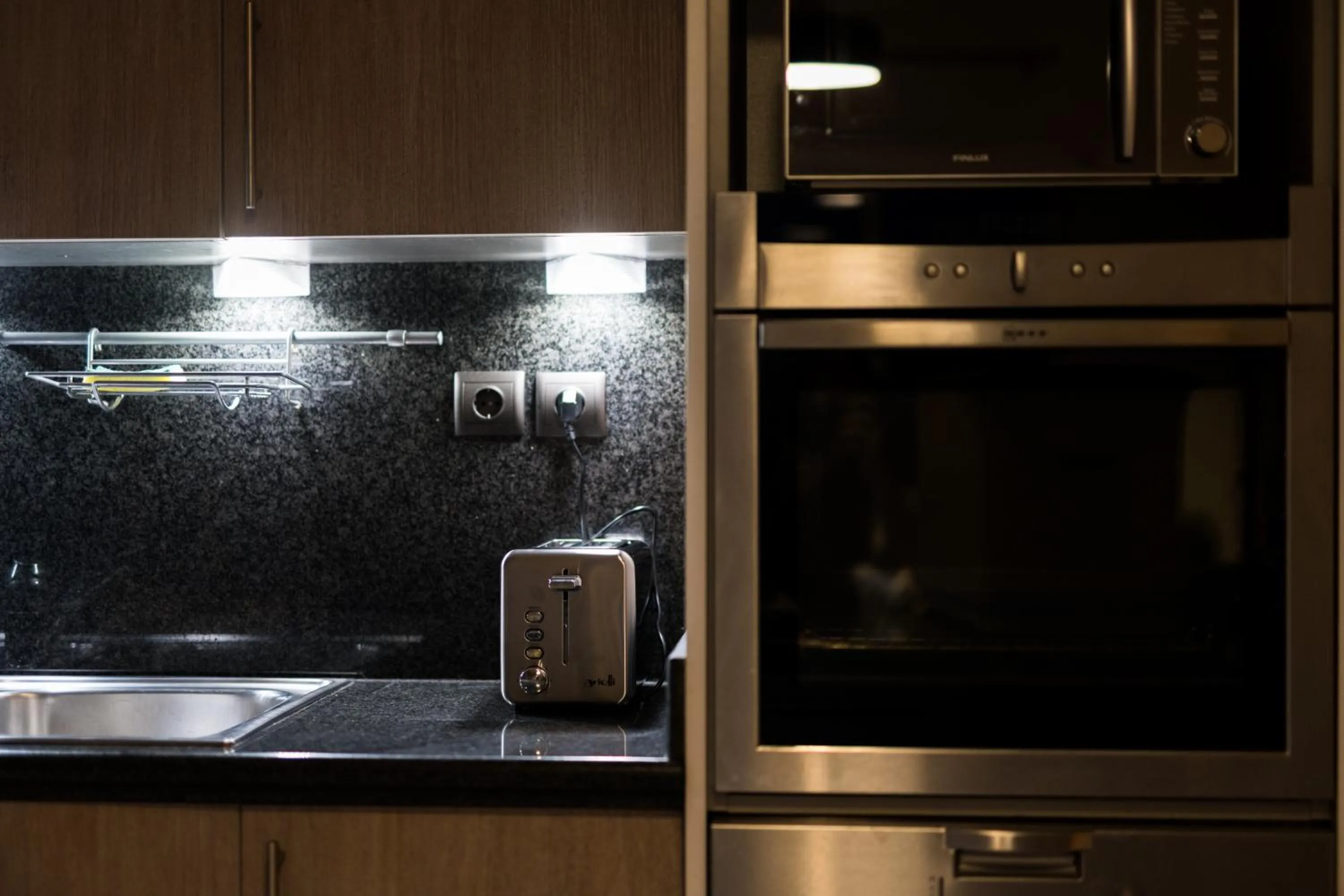 Kitchen or kitchenette in Alexander Apartments Airport