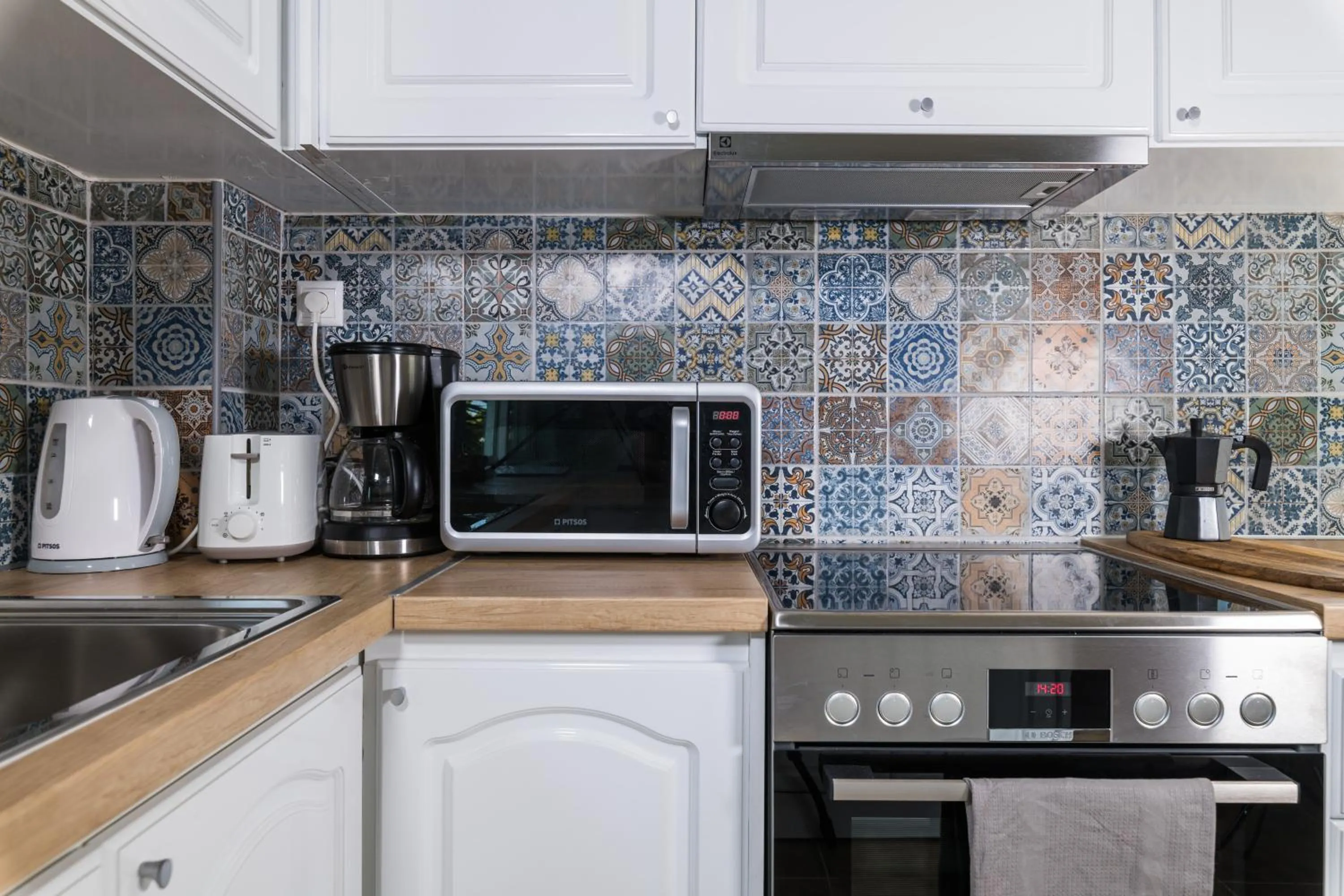 Coffee/tea facilities in Alexander Apartments Airport